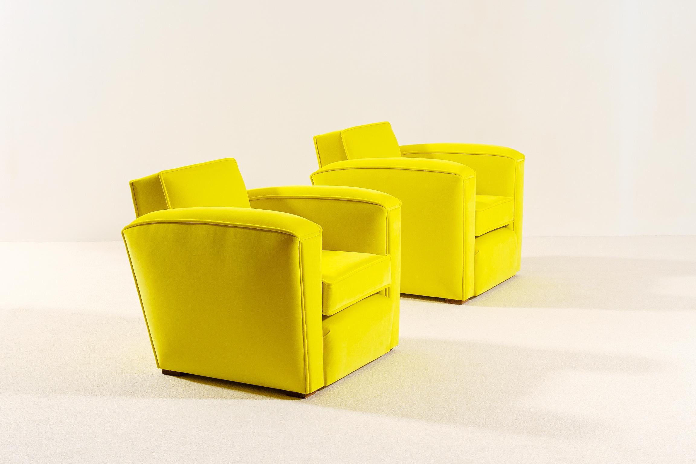 Elegant Pair of French Art Deco Club Armchairs, 1935, New Upholstery For Sale 4