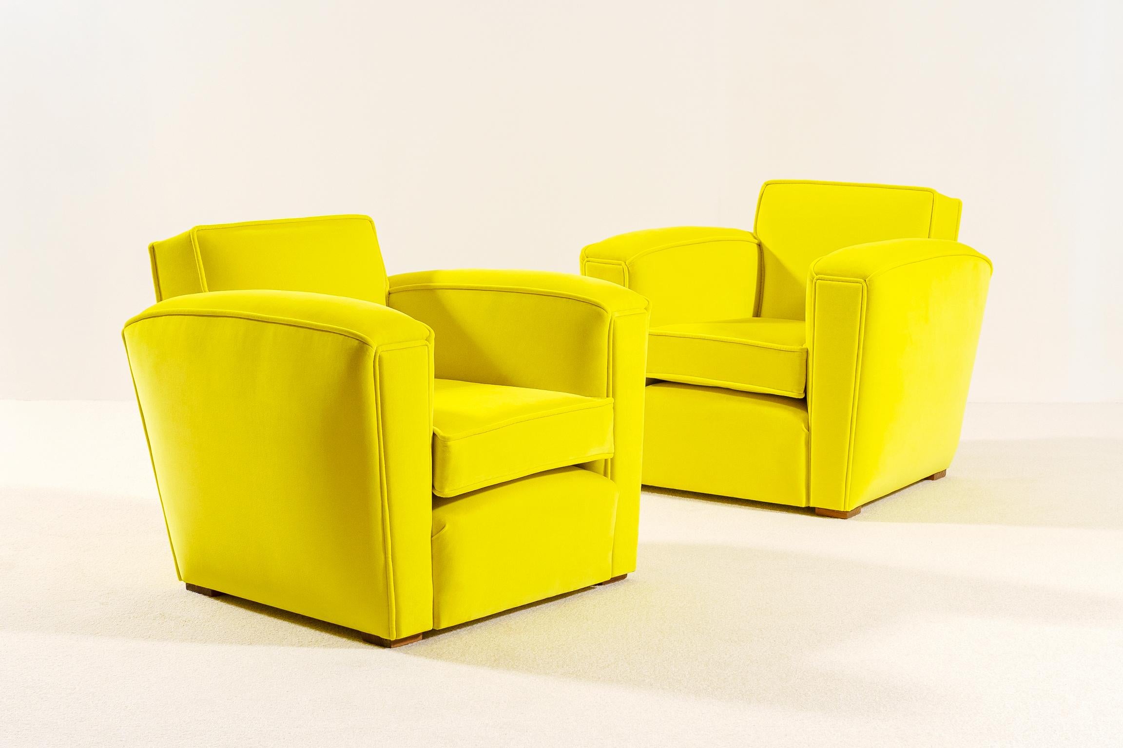 Elegant Pair of French Art Deco Club Armchairs, 1935, New Upholstery For Sale 5