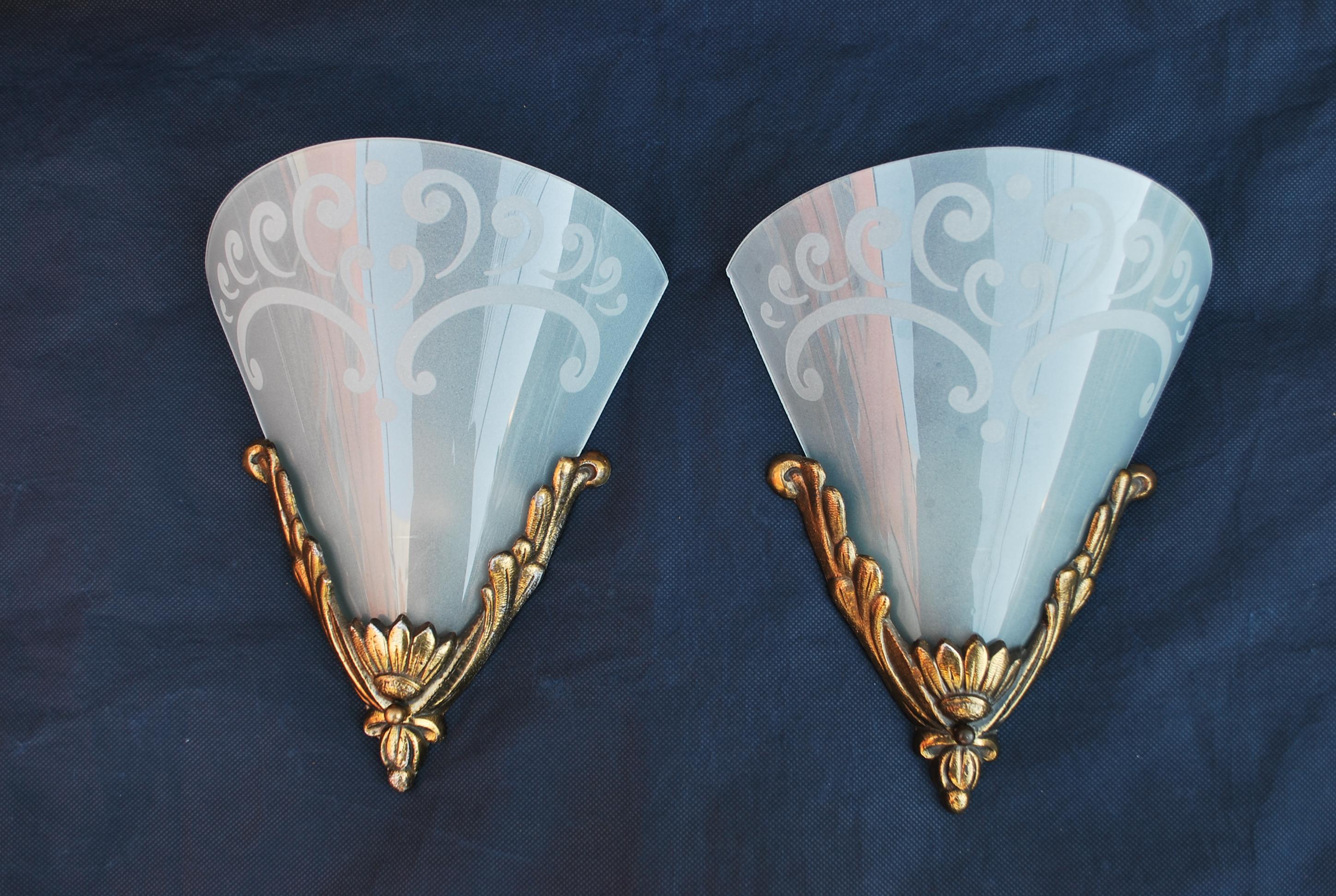 Elegant pair of French Art Deco sconces For Sale 2