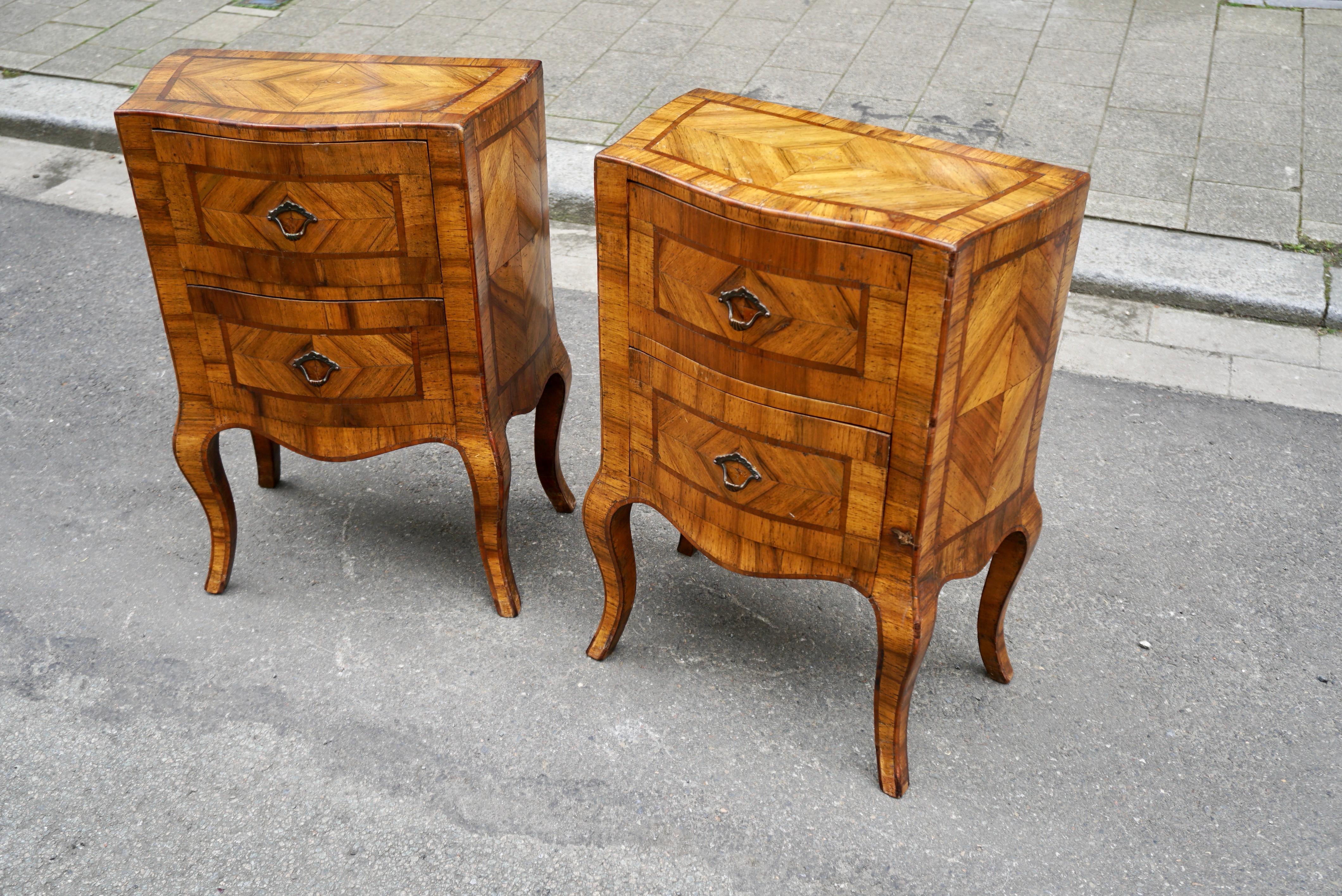Elegant Pair of French Bedside Tables Cupboards  In Good Condition For Sale In Antwerp, BE