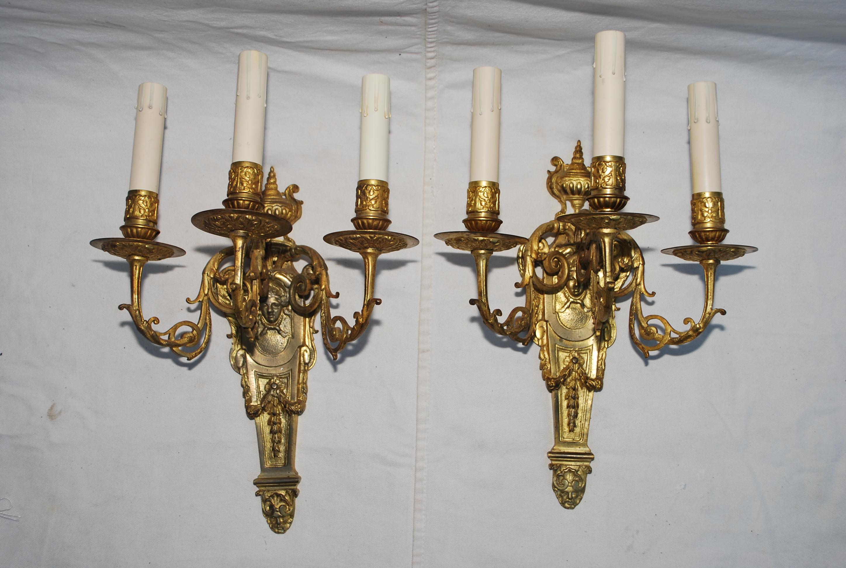 Elegant pair of French bronze sconces For Sale 6