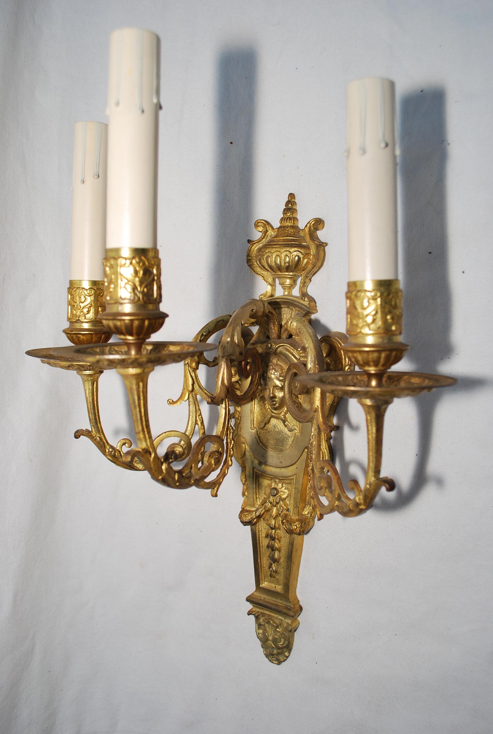 Elegant pair of French bronze sconces For Sale 4