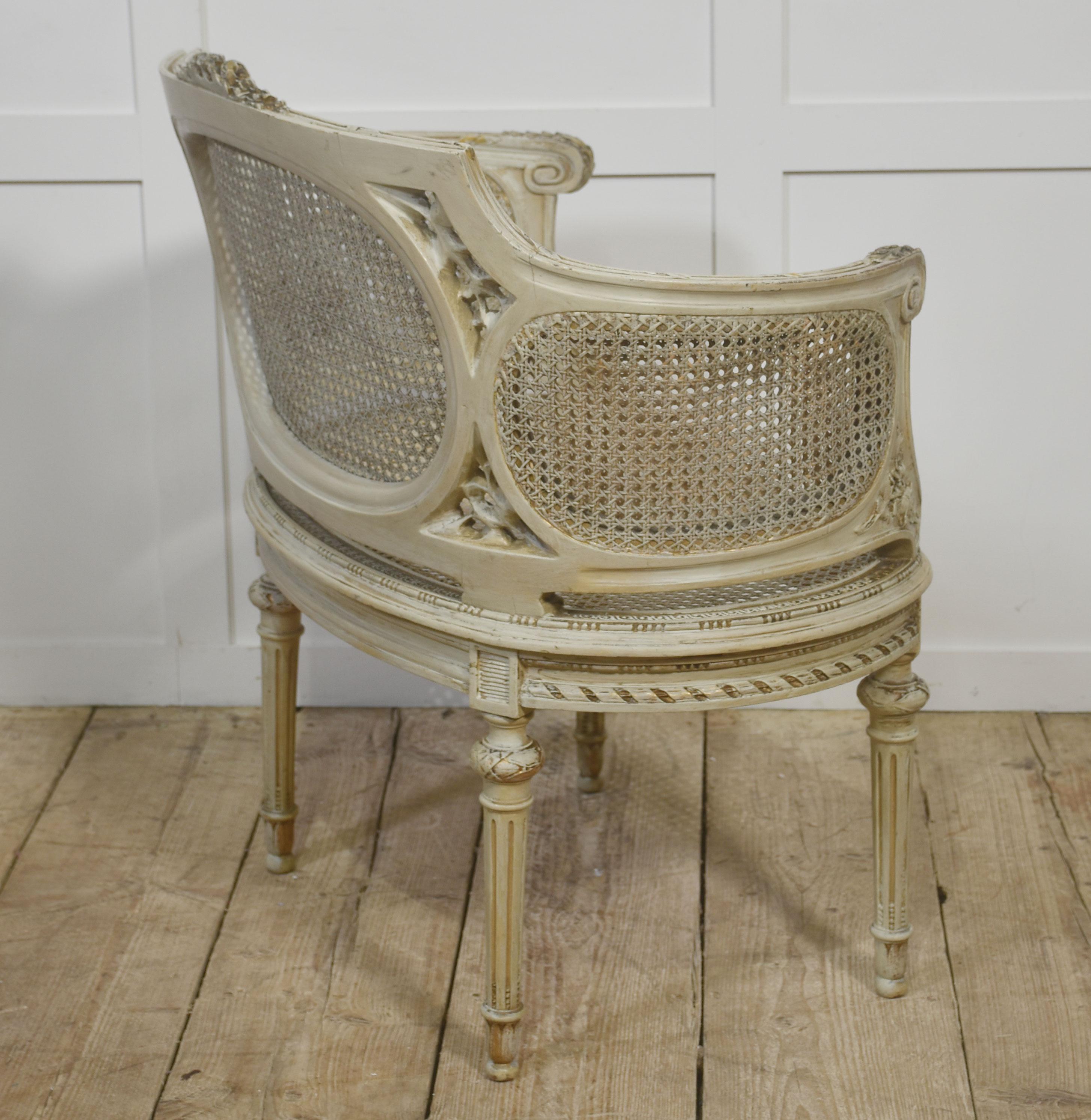 Elegante paire de chaises à baignoire françaises sculptées et cannées de style Louis XVI en vente 5