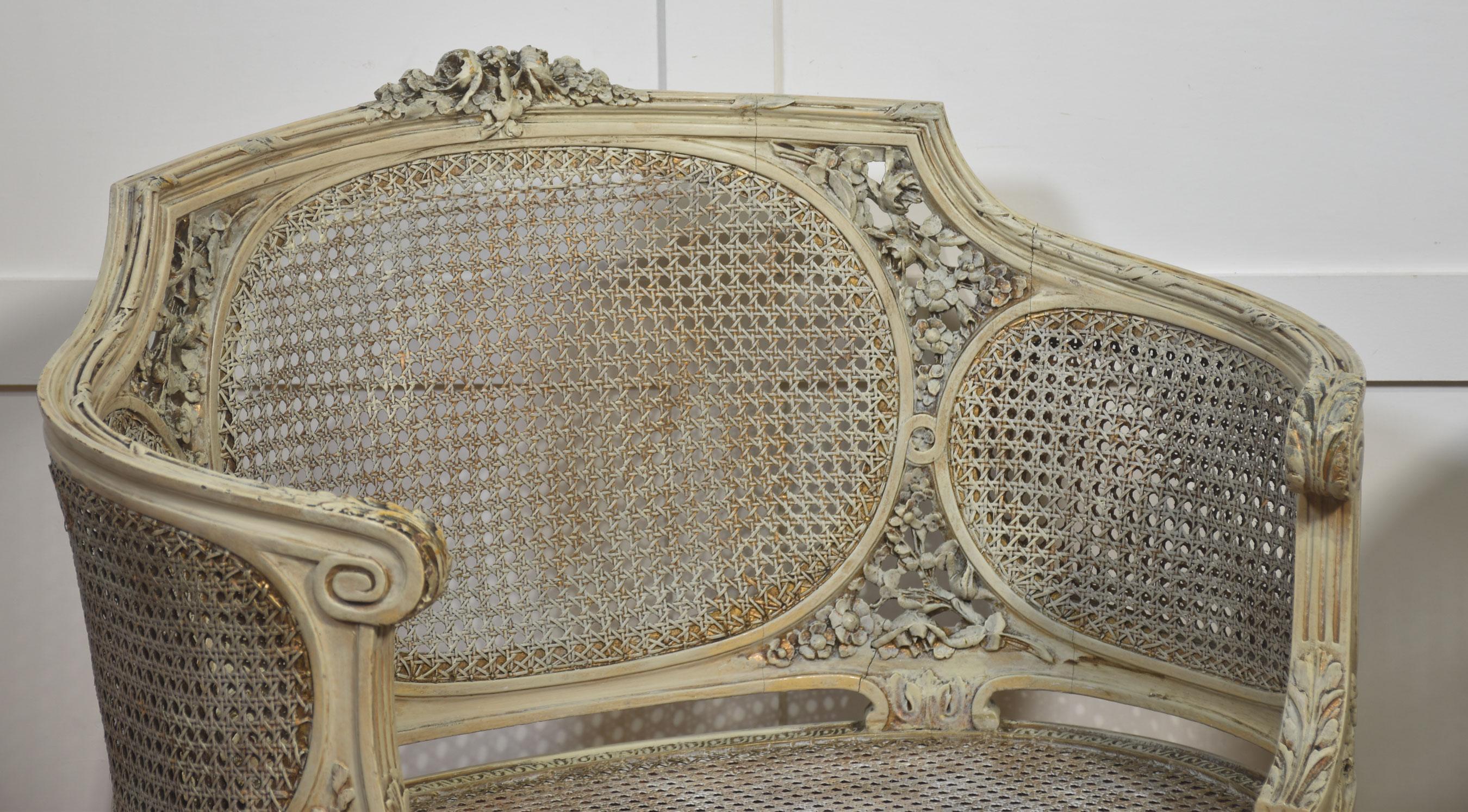 Français Elegante paire de chaises à baignoire françaises sculptées et cannées de style Louis XVI en vente