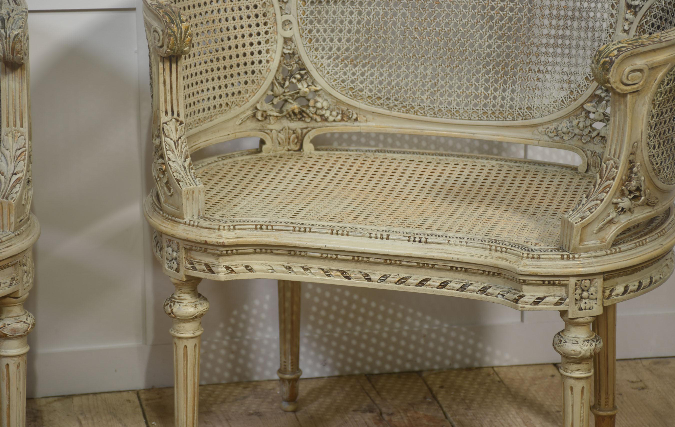 Elegante paire de chaises à baignoire françaises sculptées et cannées de style Louis XVI Bon état - En vente à Cheshire, GB