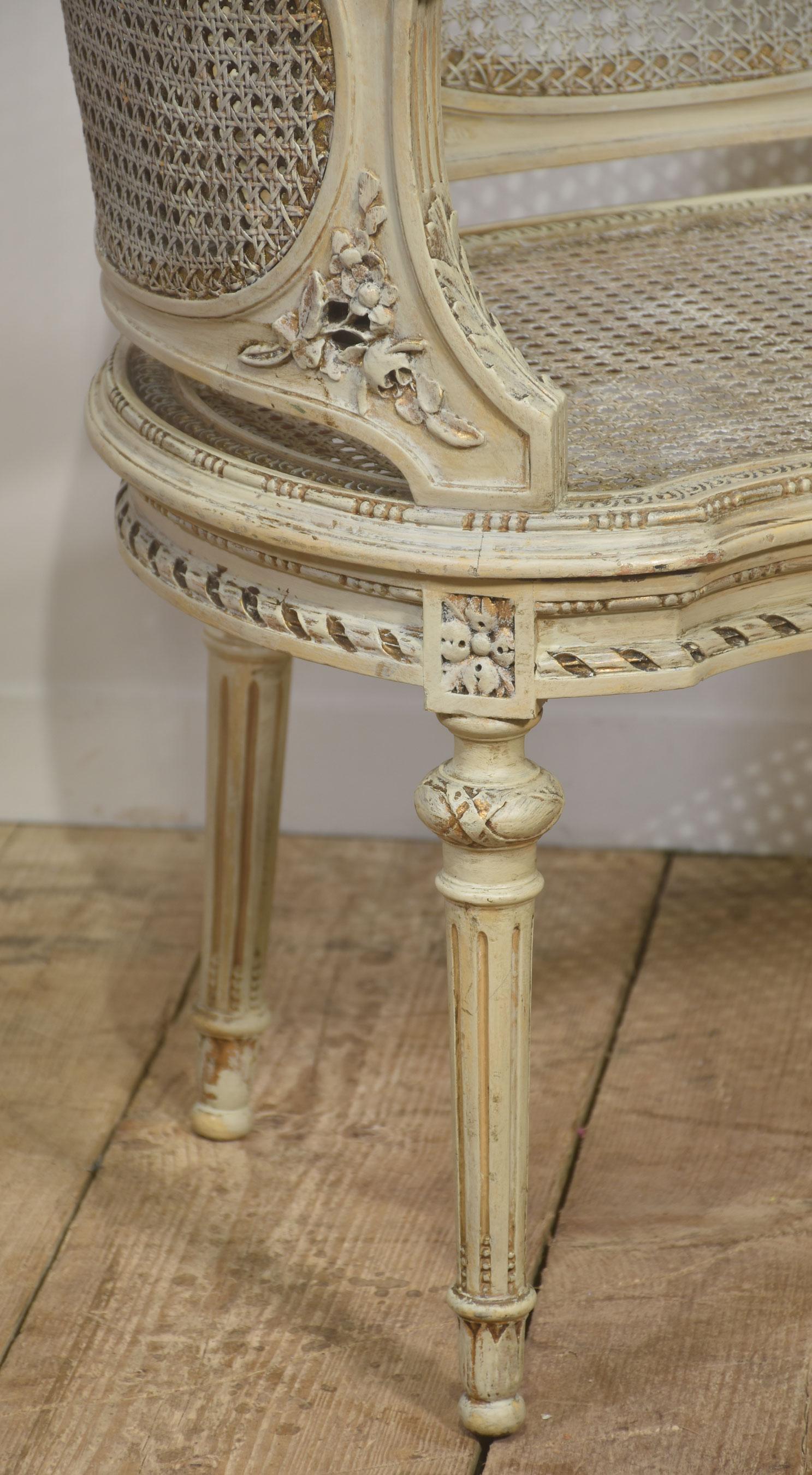 20ième siècle Elegante paire de chaises à baignoire françaises sculptées et cannées de style Louis XVI en vente