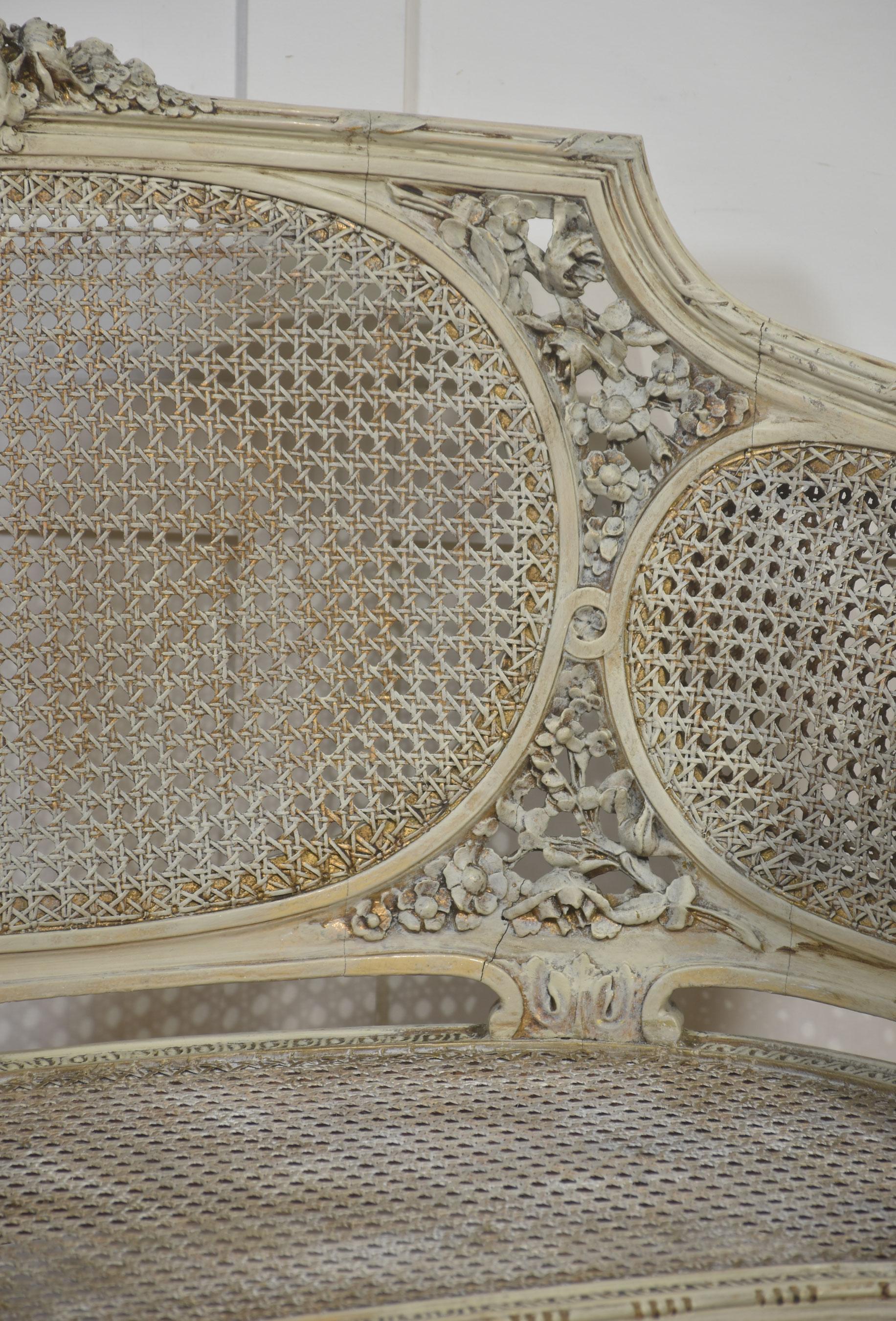 Bois Elegante paire de chaises à baignoire françaises sculptées et cannées de style Louis XVI en vente