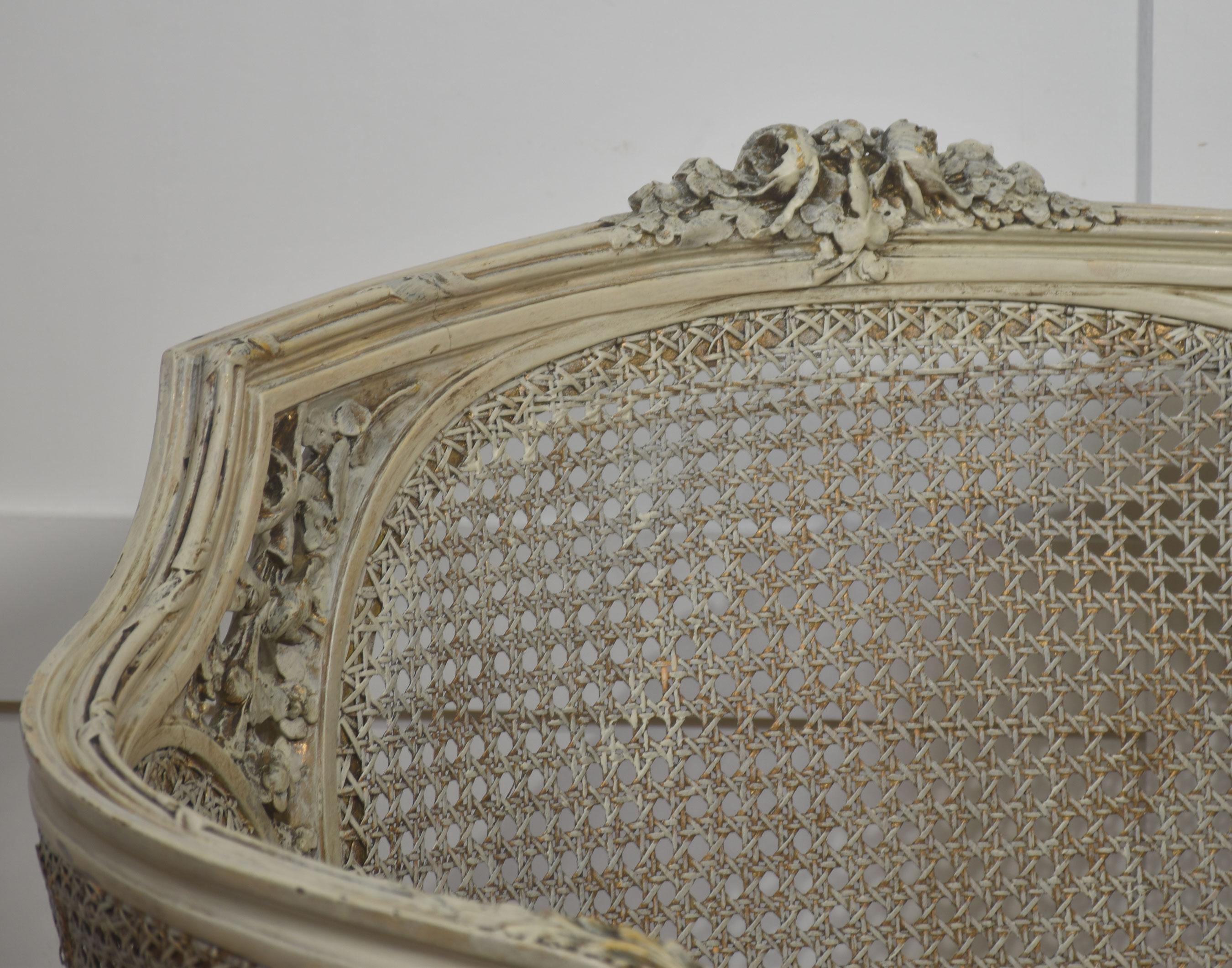 Elegante paire de chaises à baignoire françaises sculptées et cannées de style Louis XVI en vente 1