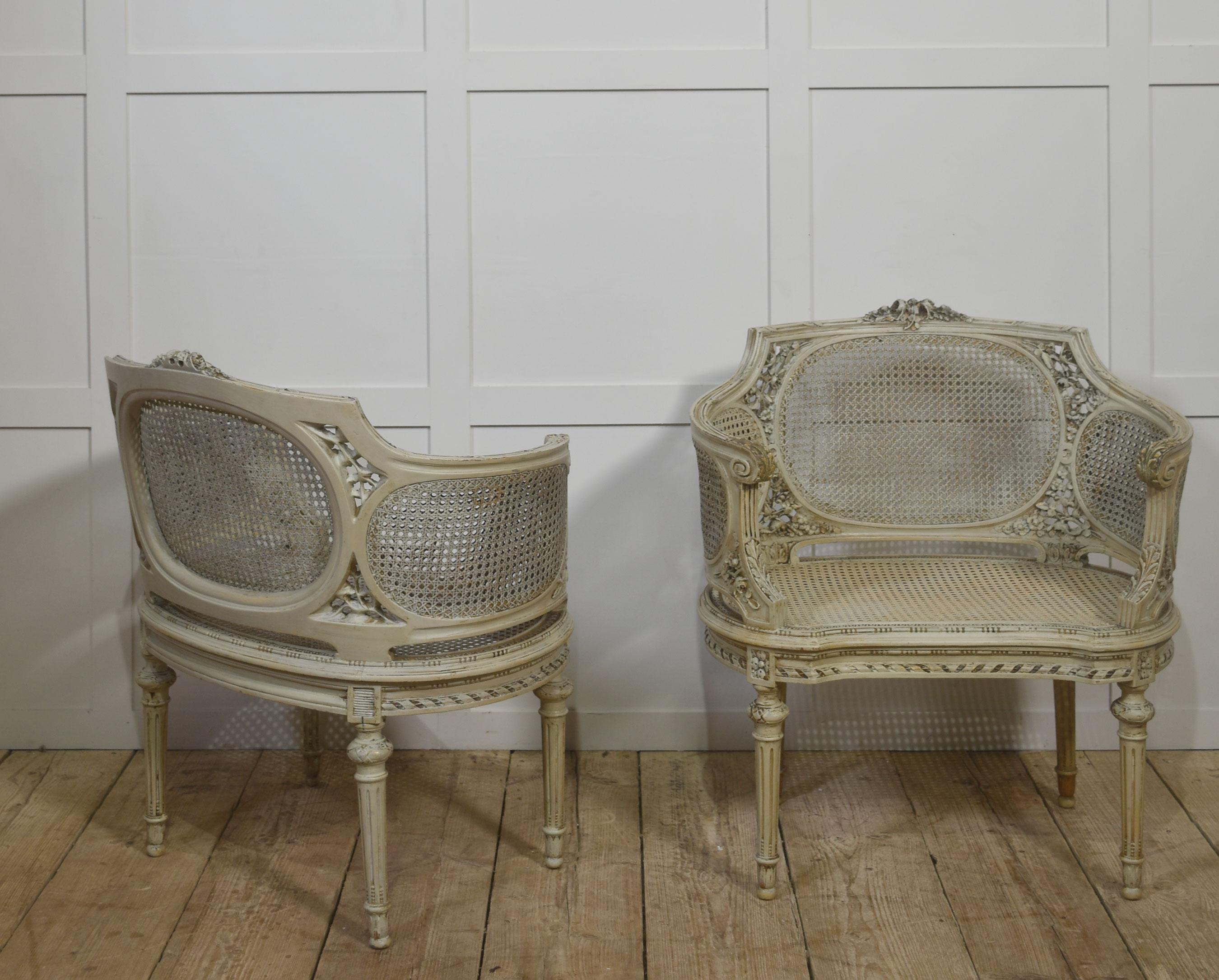 Elegante paire de chaises à baignoire françaises sculptées et cannées de style Louis XVI en vente 2