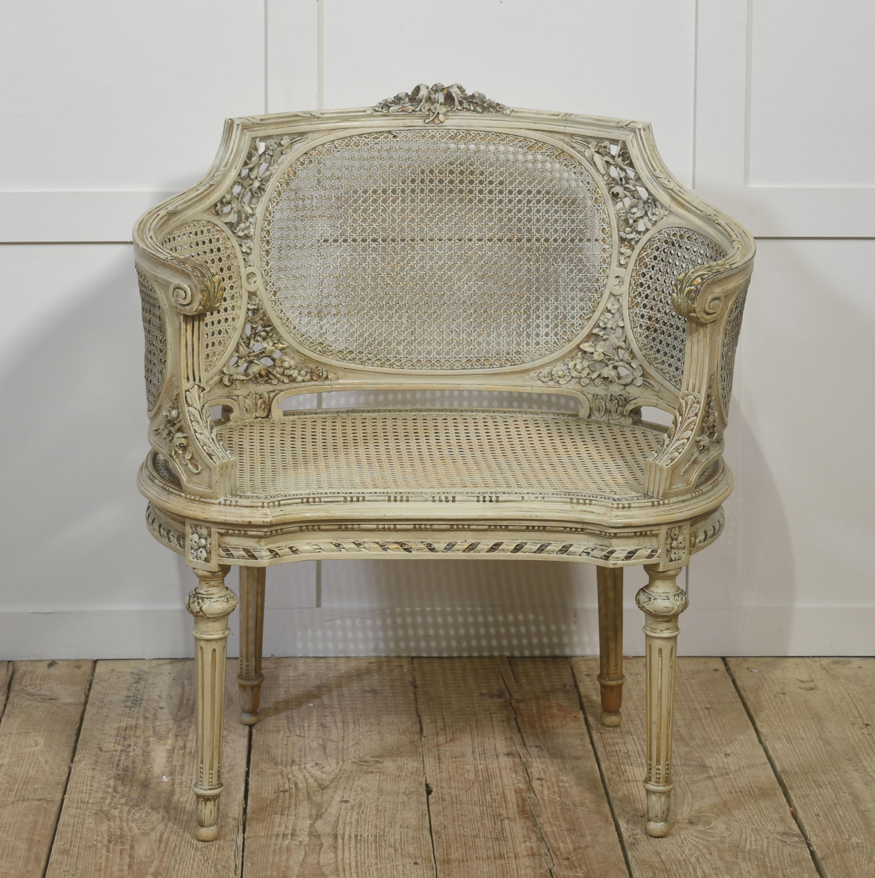 Elegante paire de chaises à baignoire françaises sculptées et cannées de style Louis XVI en vente 3