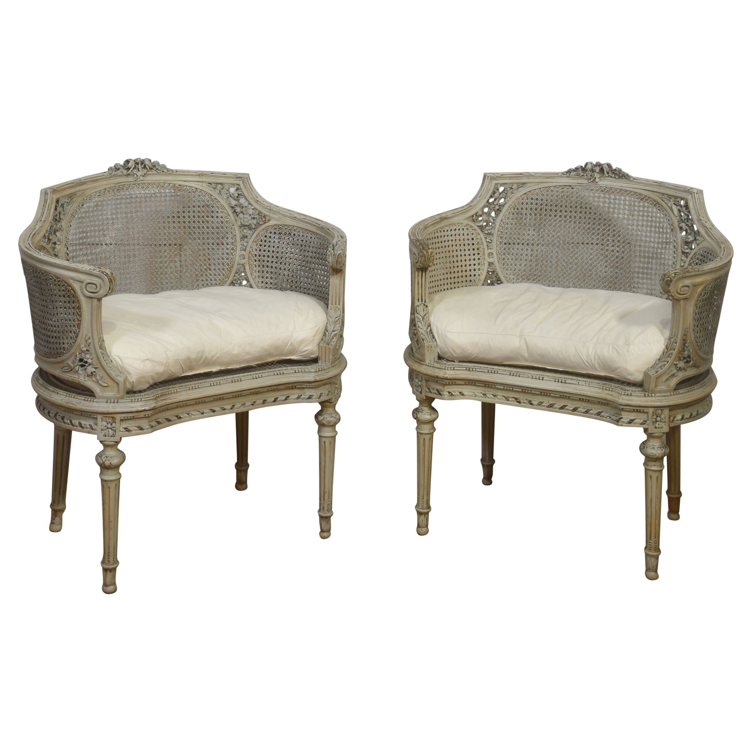 Eleganza di una coppia di sedie a vasca francesi intagliate e incannucciate in stile Louis Cane XVI