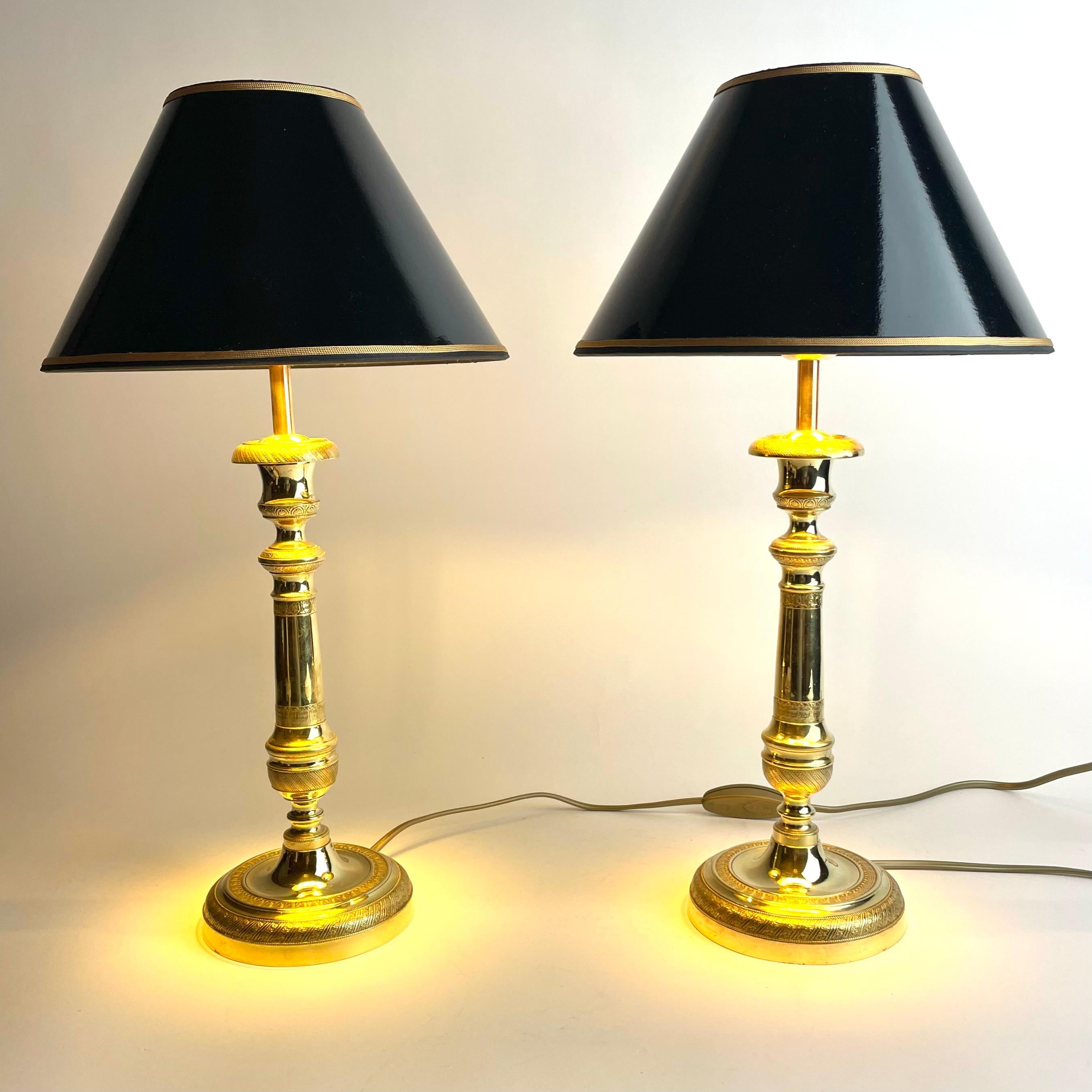 Pareja de lámparas de sobremesa de bronce imperio francés, años 1820

Un refinado par de lámparas de sobremesa fabricadas a partir de candelabros originales del Imperio francés de principios del siglo XIX en bronce, ahora elegantemente convertidos a