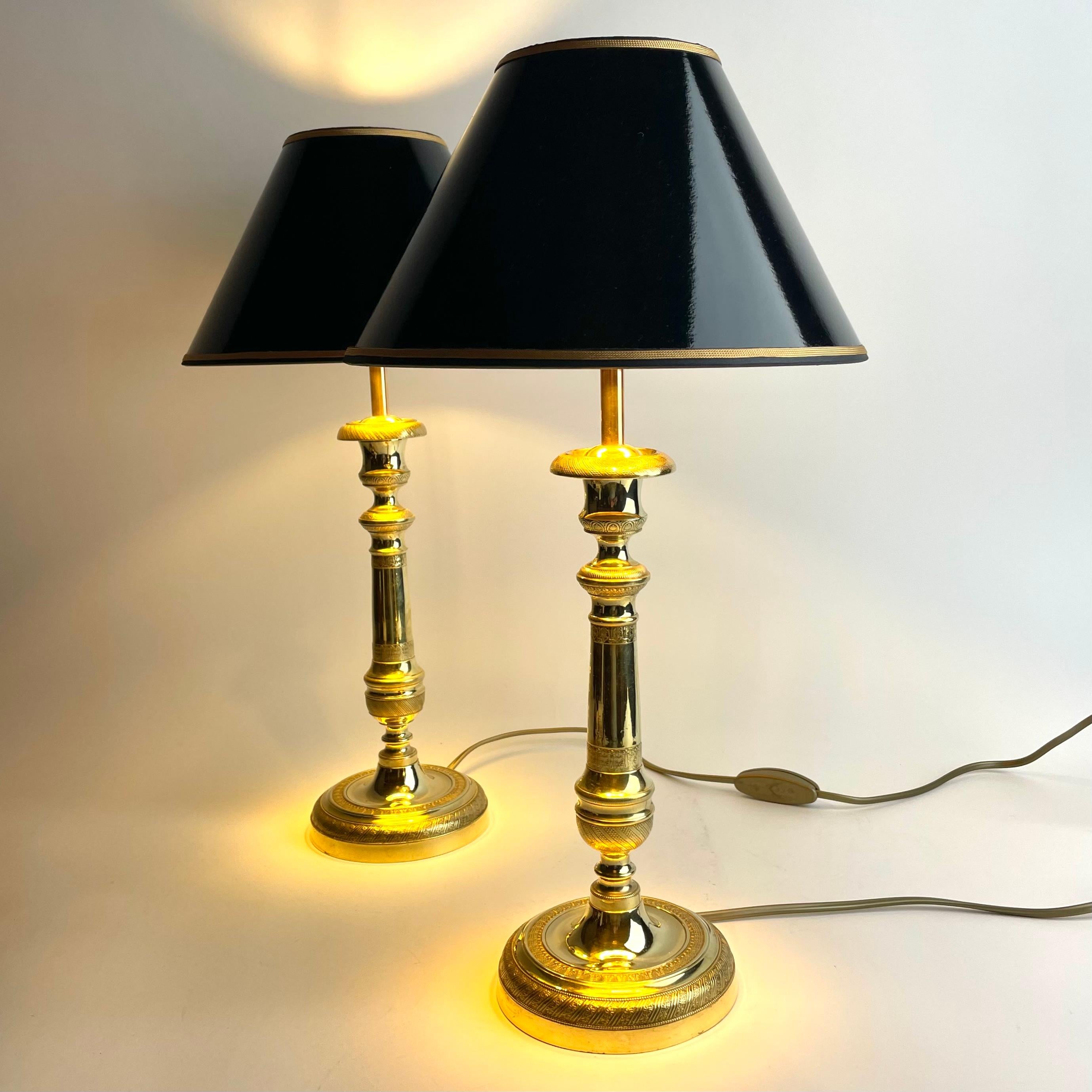 Elegante Pareja de Lámparas de Mesa de Bronce Imperio Francés, Década de 1820 principios del siglo XIX en venta