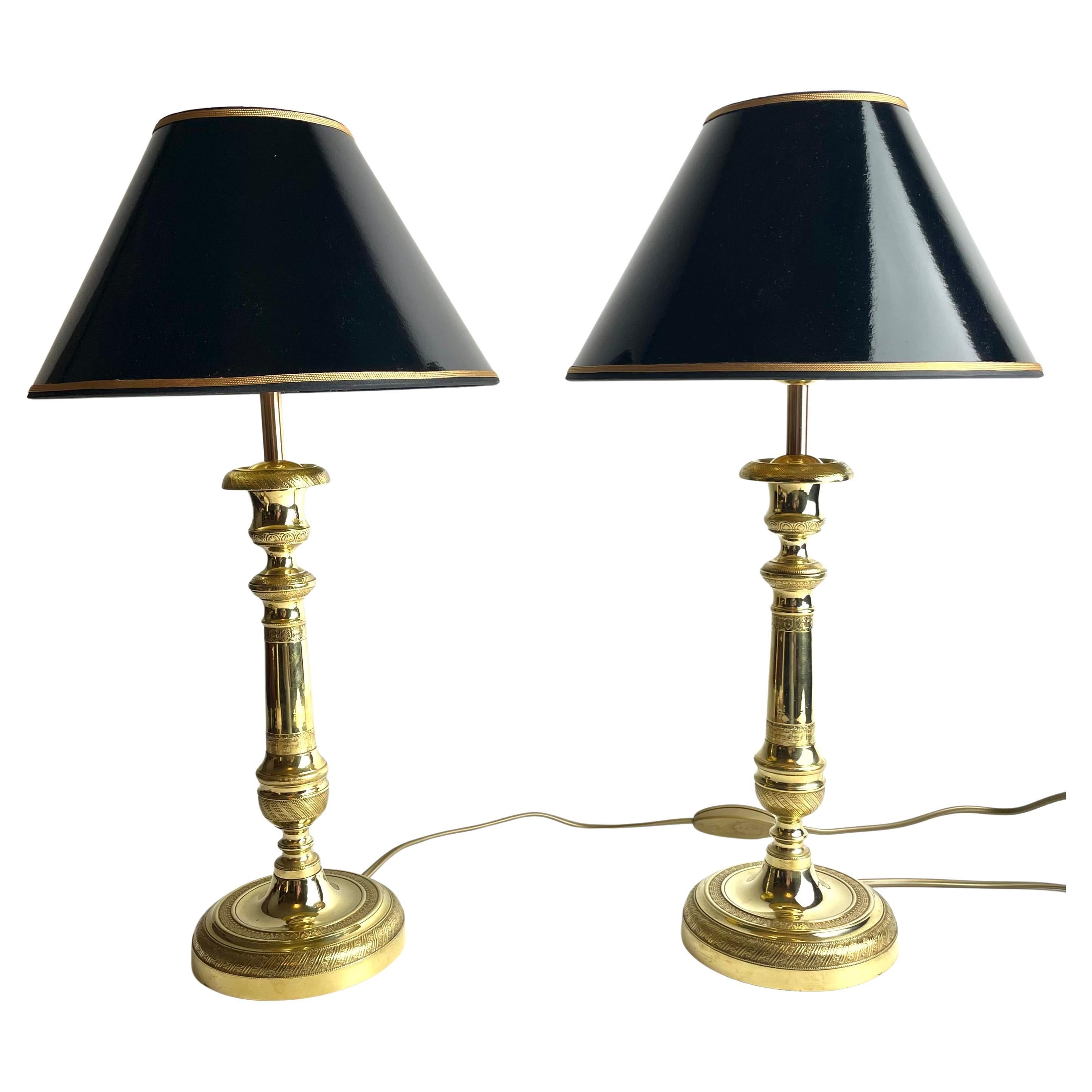 Eleganza della coppia di lampade da tavolo francesi in bronzo Impero, anni '20 del XIX secolo