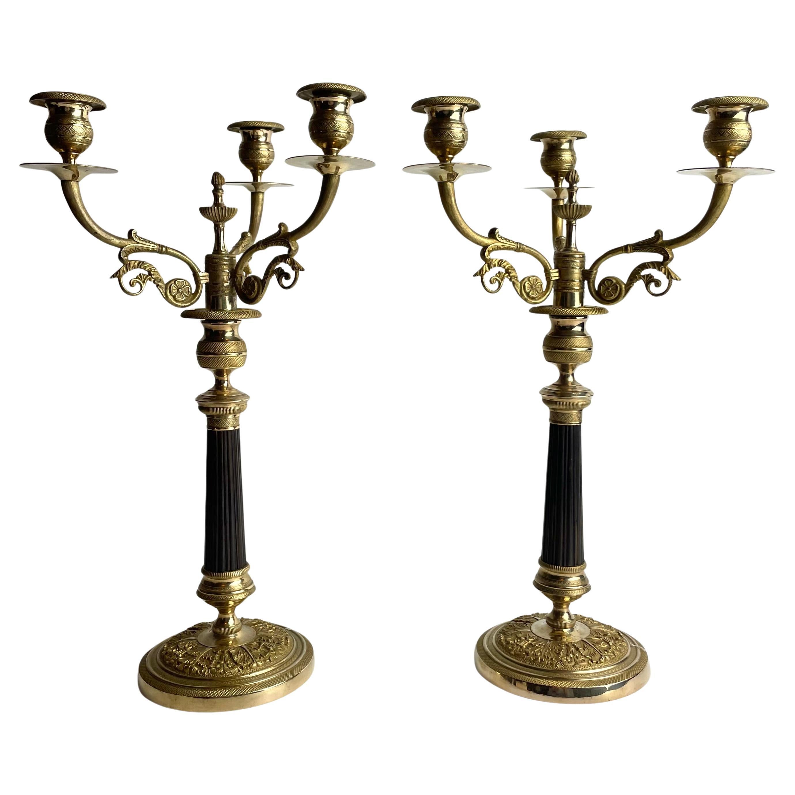 Eleganza della coppia di candelabri impero francesi in bronzo dorato e patinato, anni '20 dell'Ottocento
