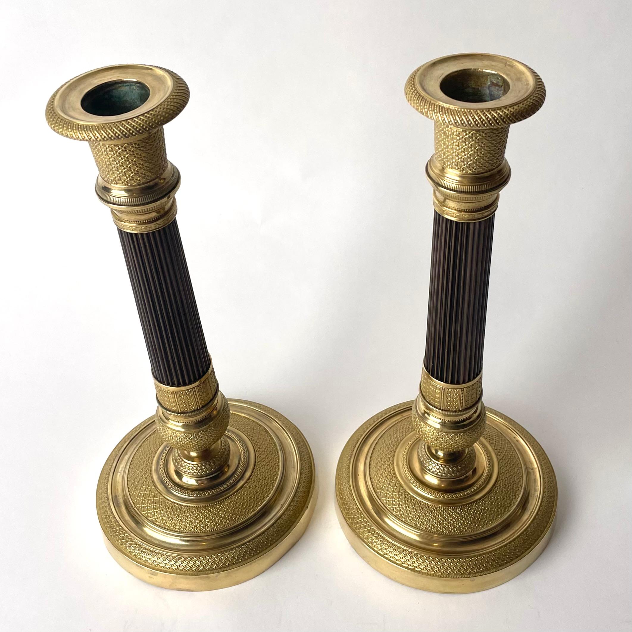 Elegant pair of French Empire gilt and dark patinated Bronze Candlesticks In Good Condition In Knivsta, SE