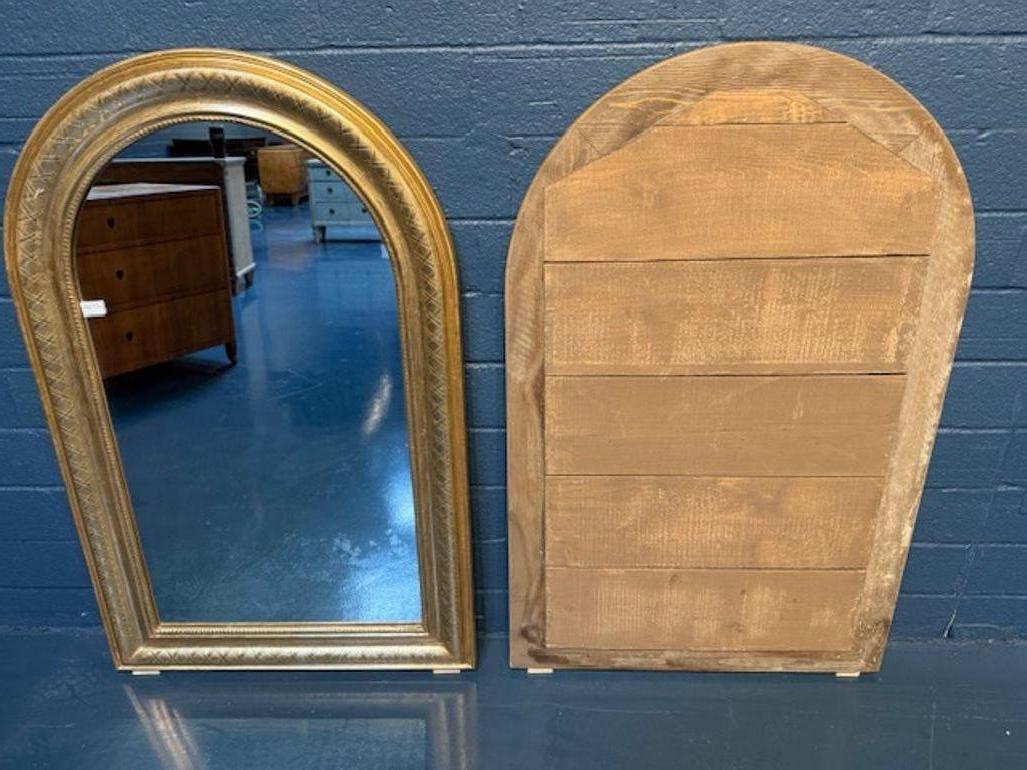 Elegante paire de miroirs Louis Philippe à arcade avec motif décoratif en X. Crée un look classique et élégant ! Circa 1940
30w x 48h