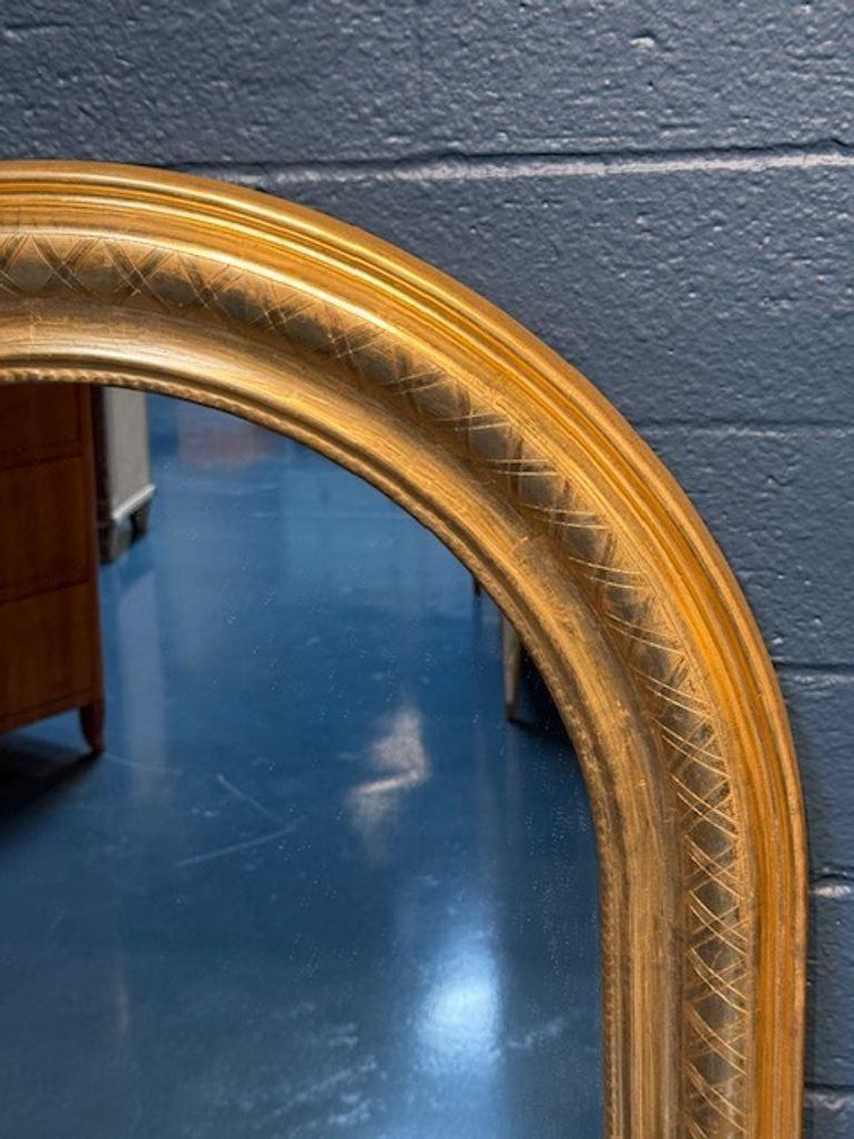 Français Élégante paire de miroirs Louis Philippe français en forme d'arc en or en vente