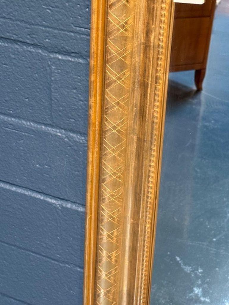 20ième siècle Élégante paire de miroirs Louis Philippe français en forme d'arc en or en vente