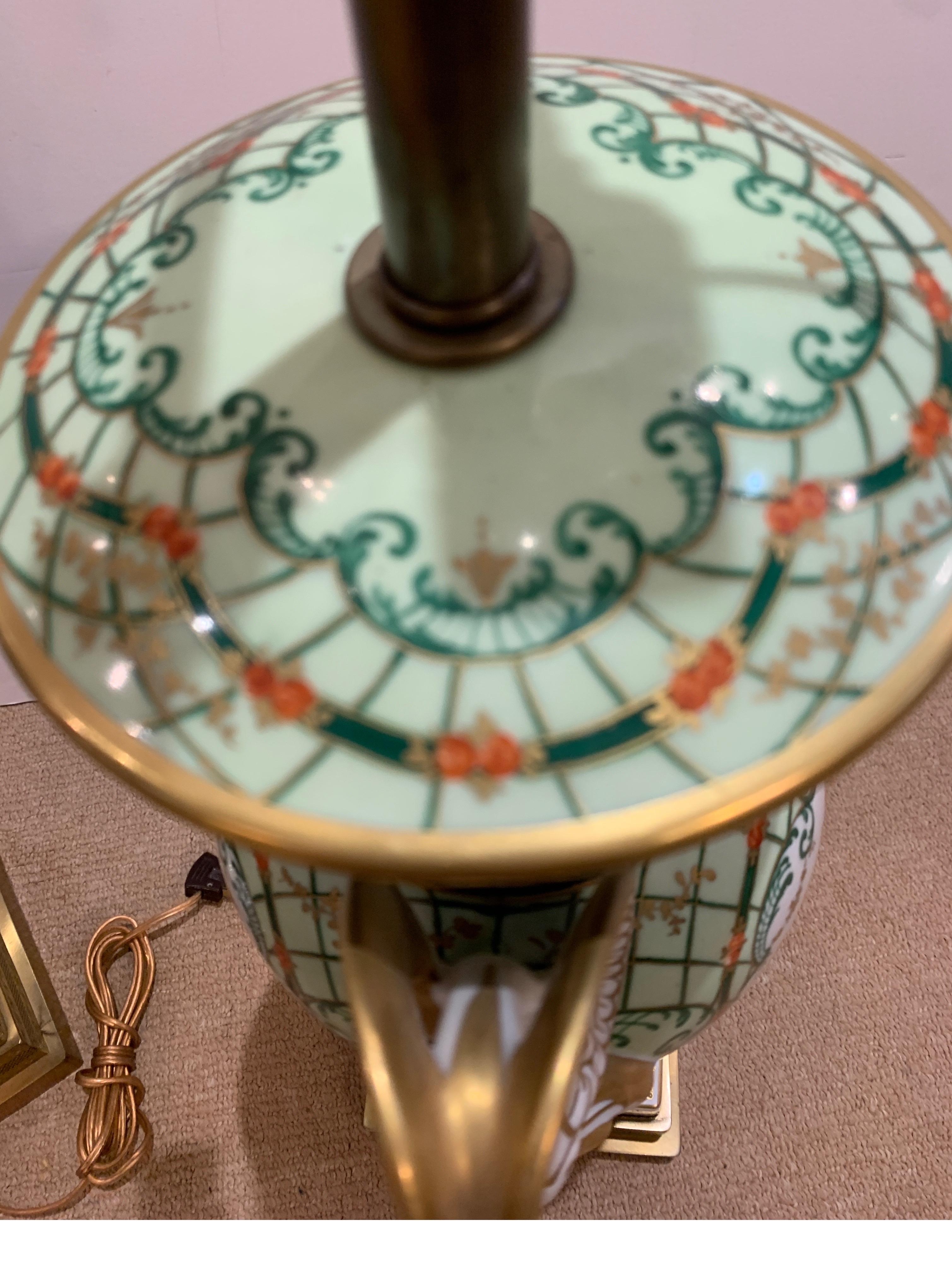 Élégante paire de lampes françaises en porcelaine peinte à la main 5