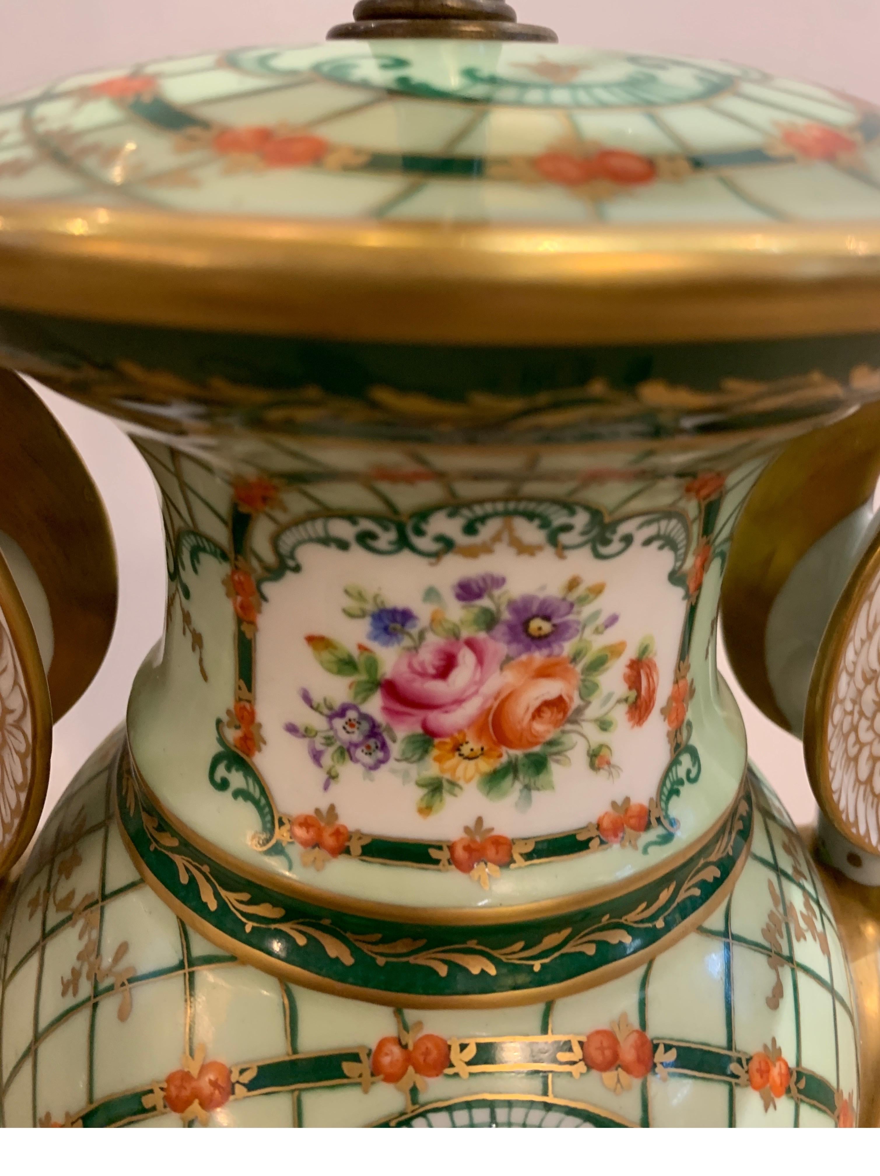 Élégante paire de lampes françaises en porcelaine peinte à la main 6