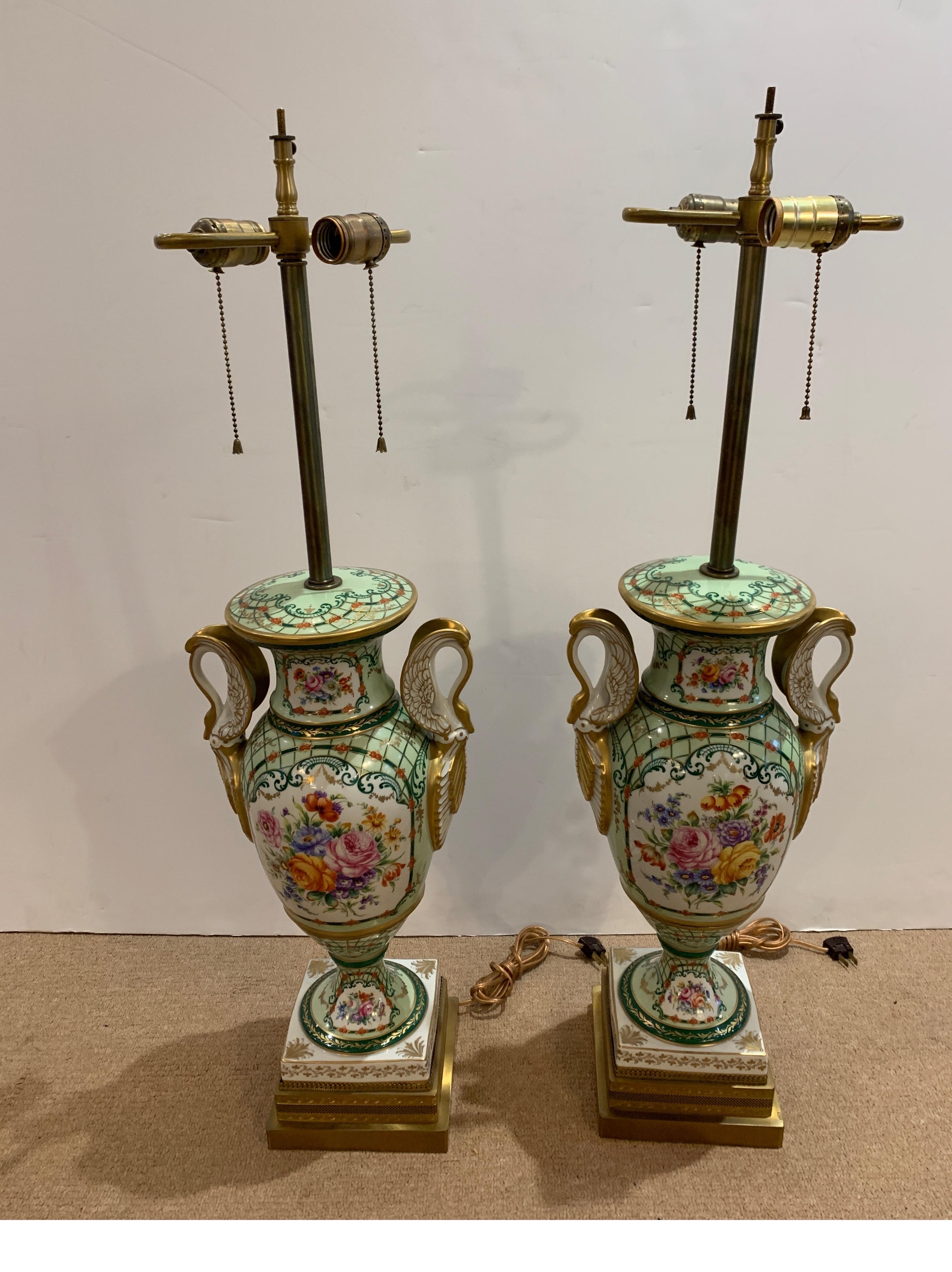 Français Élégante paire de lampes françaises en porcelaine peinte à la main