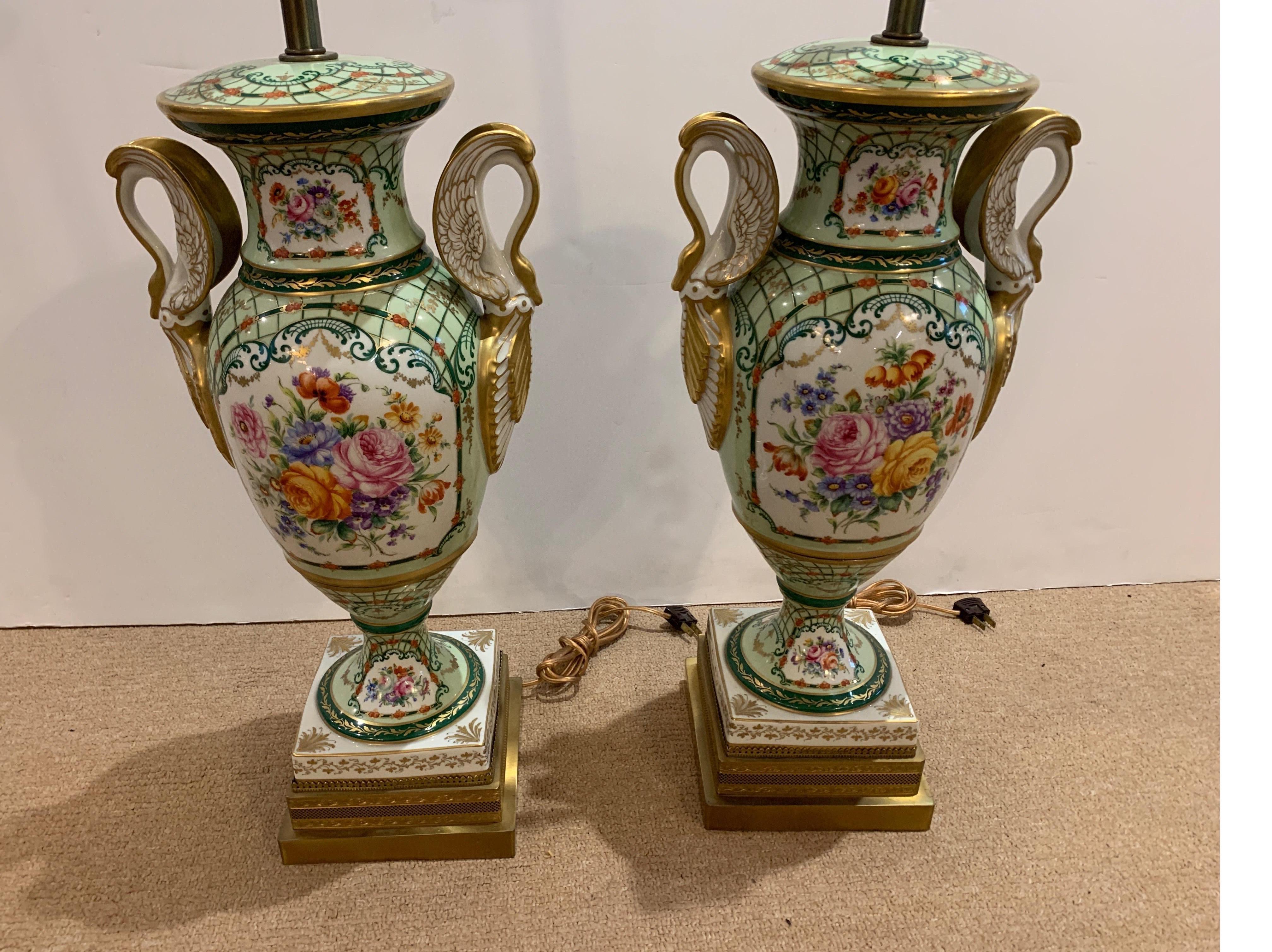 Peint à la main Élégante paire de lampes françaises en porcelaine peinte à la main