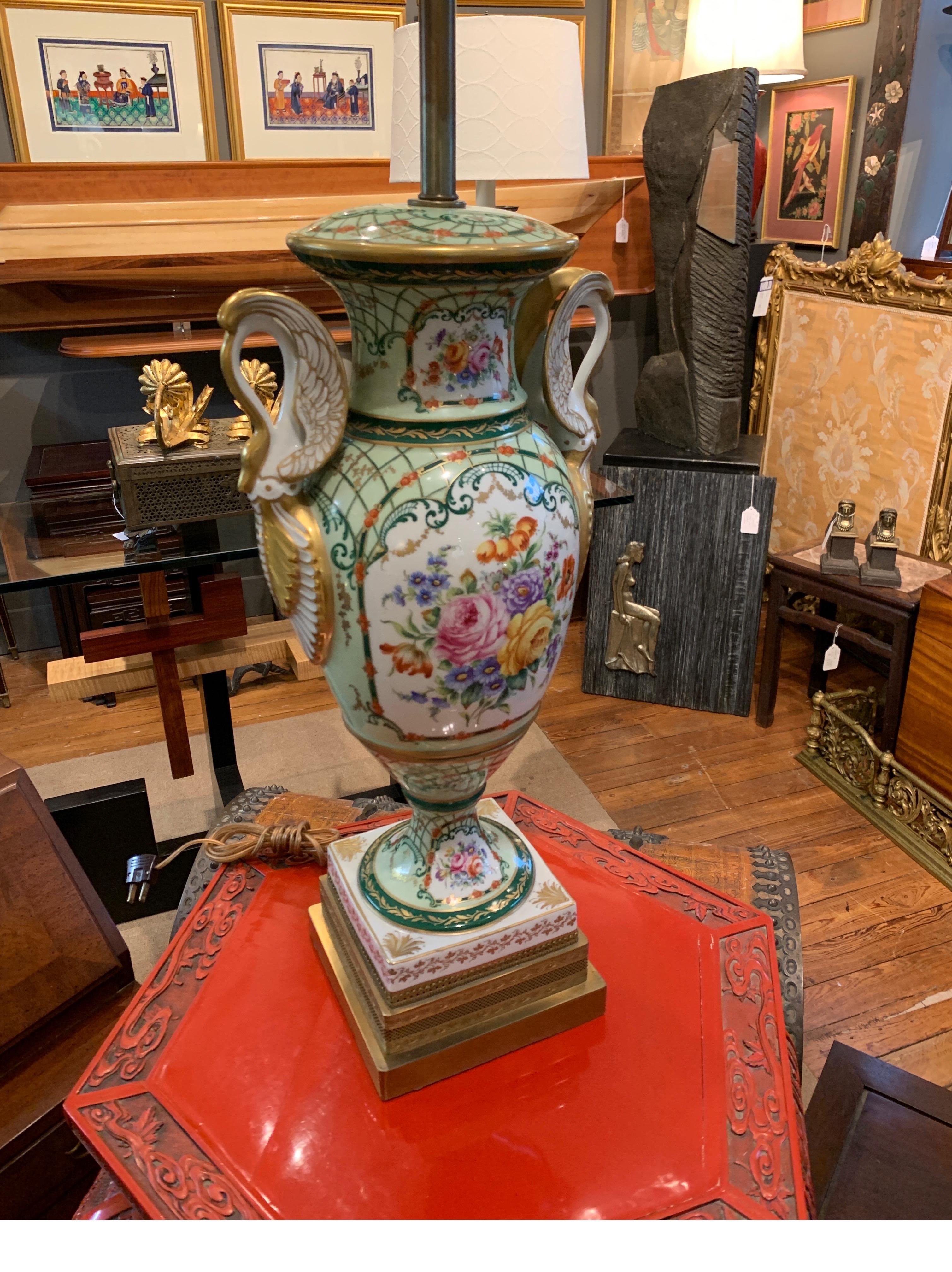 Élégante paire de lampes françaises en porcelaine peinte à la main 1