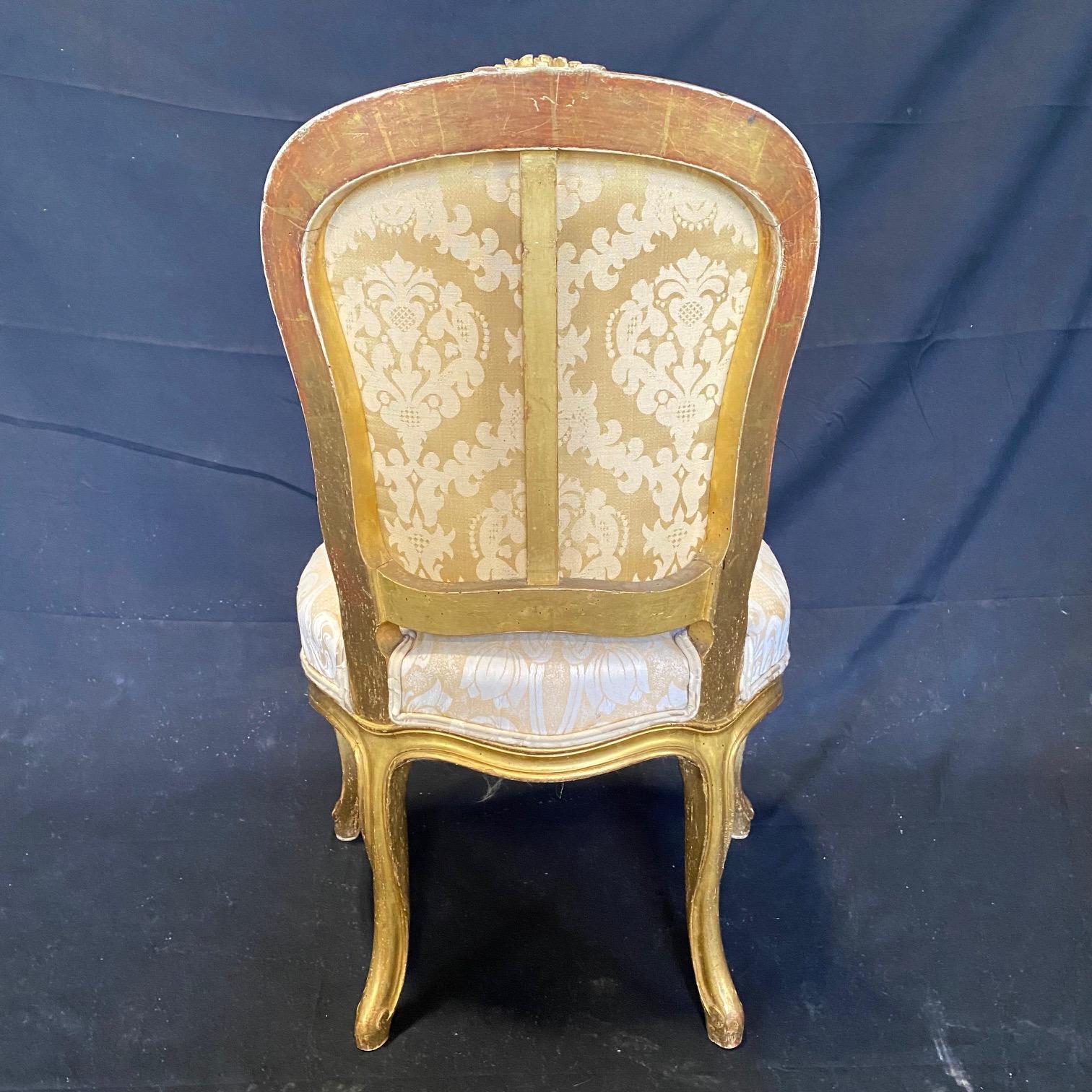 Français Élégante paire de chaises pantoufles françaises Louis XV en or en vente
