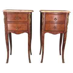 Eleganza della coppia di comodini francesi Luigi XV con piano in marmo