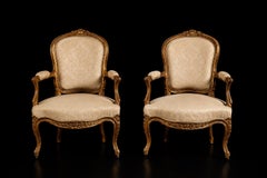 Elegante coppia di poltrone francesi in legno dorato in stile Luigi XV, XIX secolo