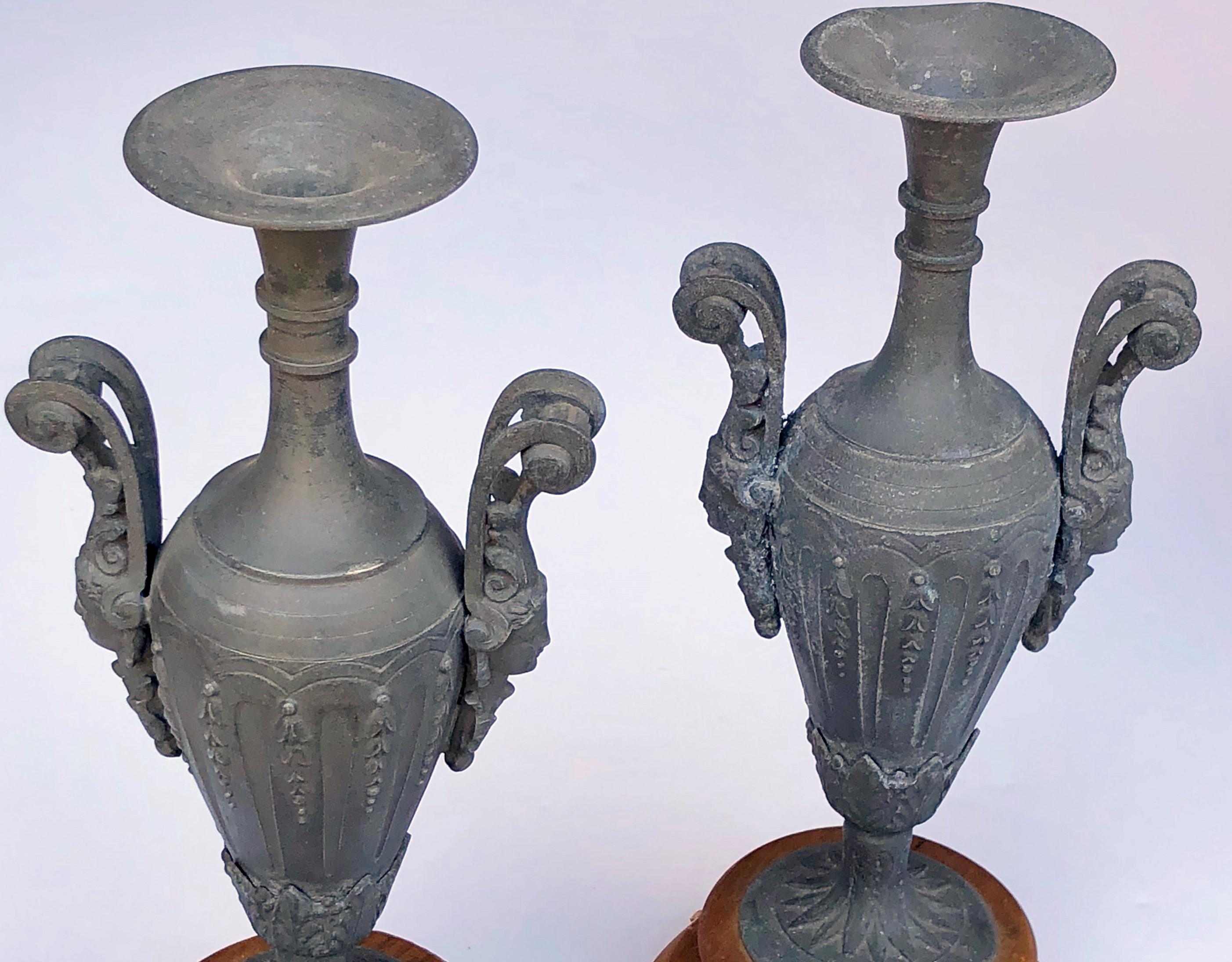 Français Élégante paire d'urnes françaises de style Louis XVI à double poignée en métal trempé en vente