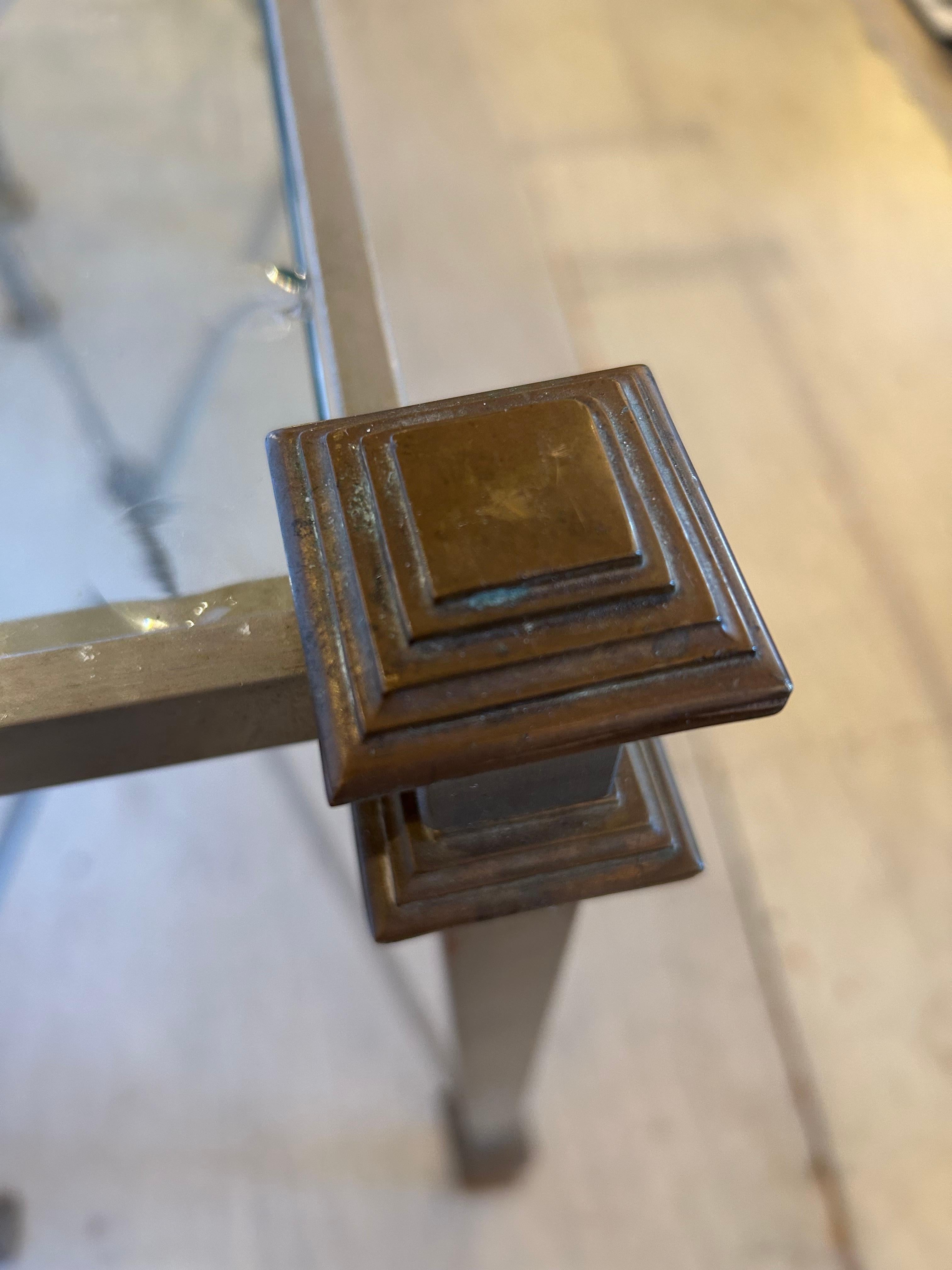 Eleganza della coppia di tavoli da console francesi Maison Jansen in acciaio, bronzo e vetro in vendita 4