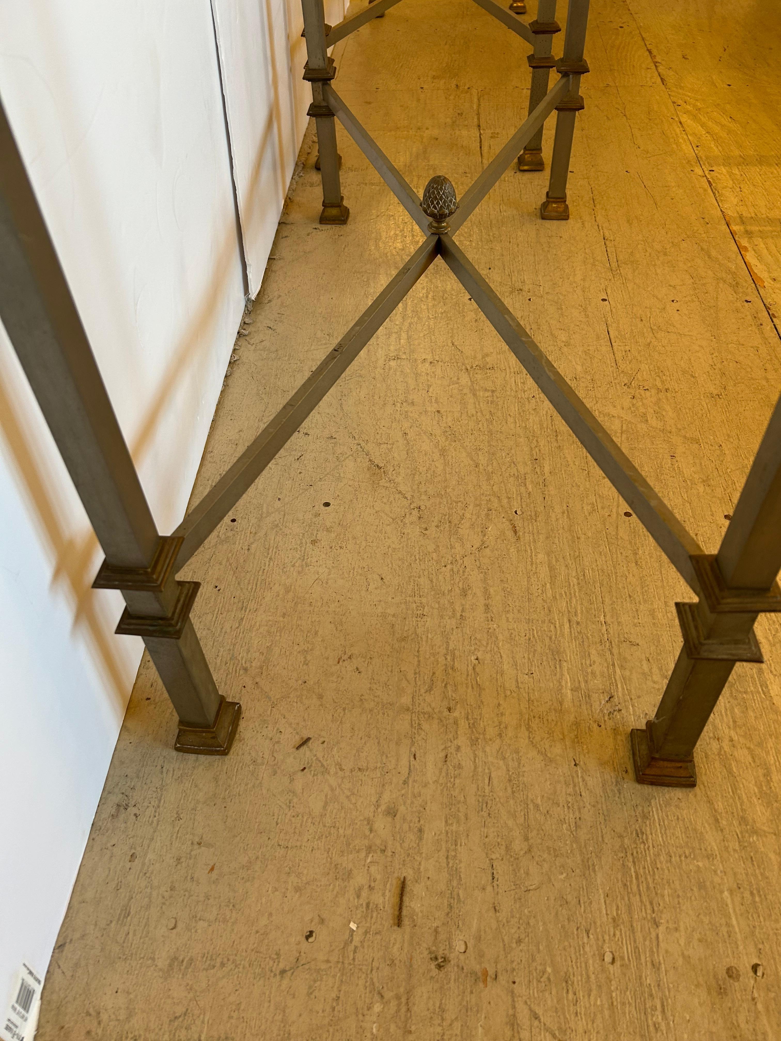 Eleganza della coppia di tavoli da console francesi Maison Jansen in acciaio, bronzo e vetro in vendita 5