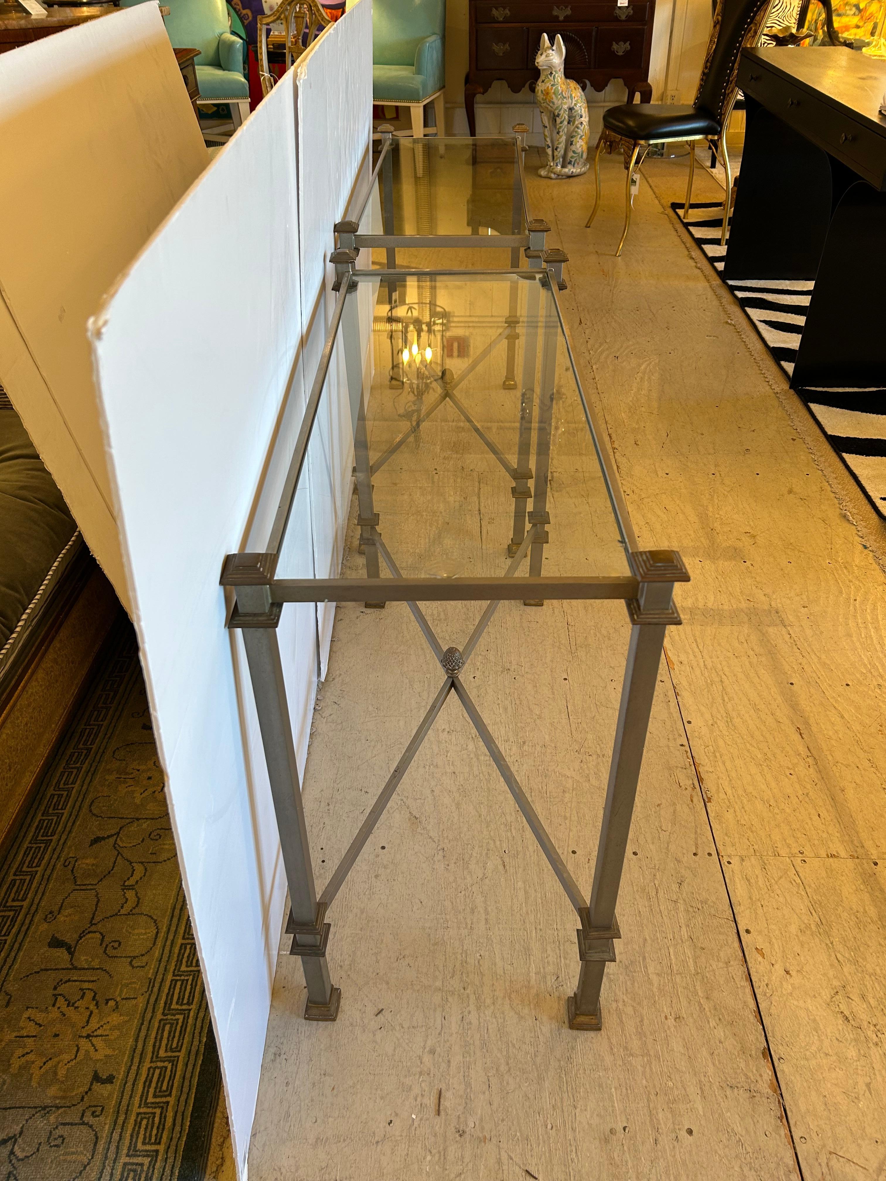 Eleganza della coppia di tavoli da console francesi Maison Jansen in acciaio, bronzo e vetro in vendita 7