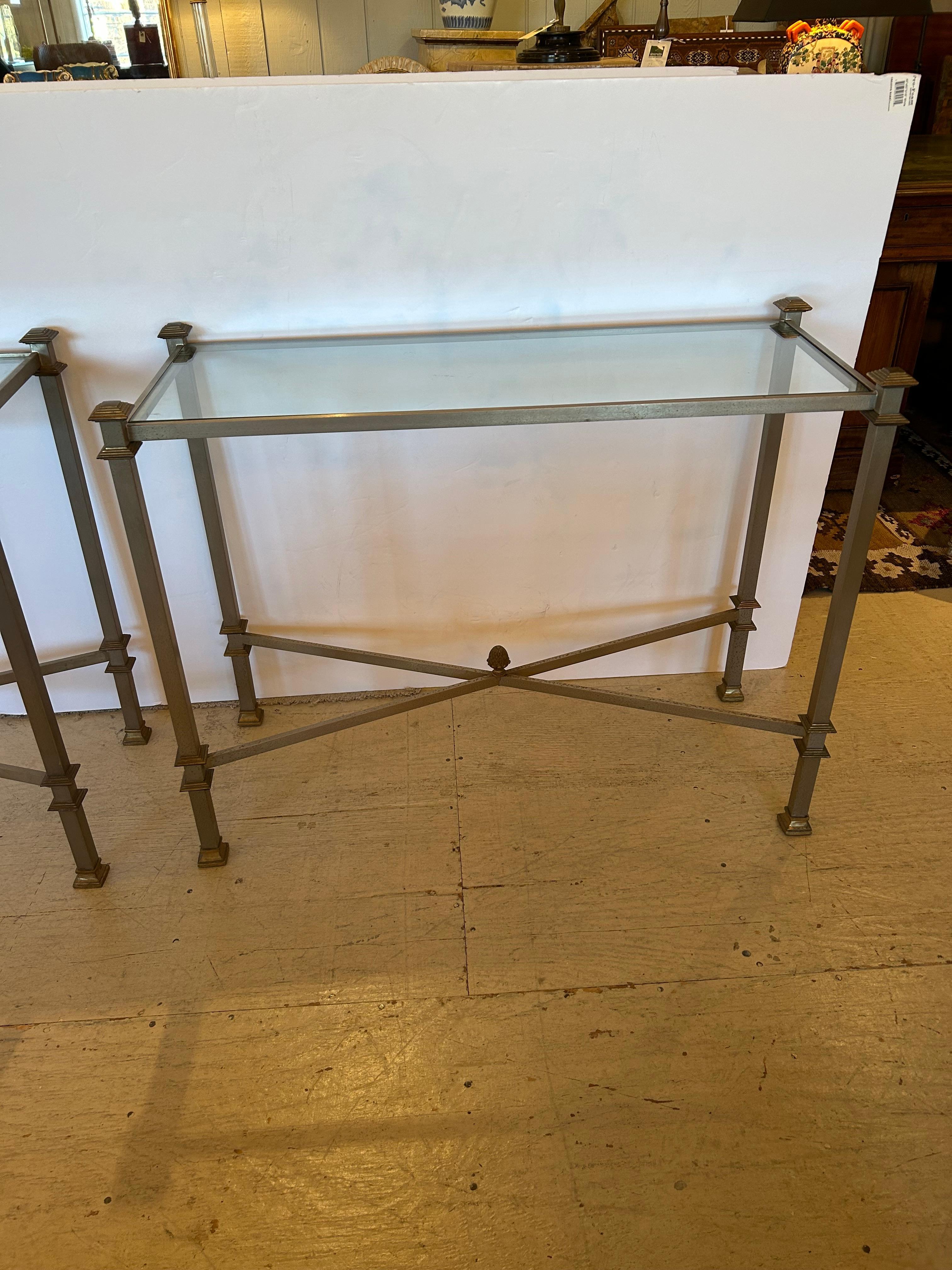 Francese Eleganza della coppia di tavoli da console francesi Maison Jansen in acciaio, bronzo e vetro in vendita