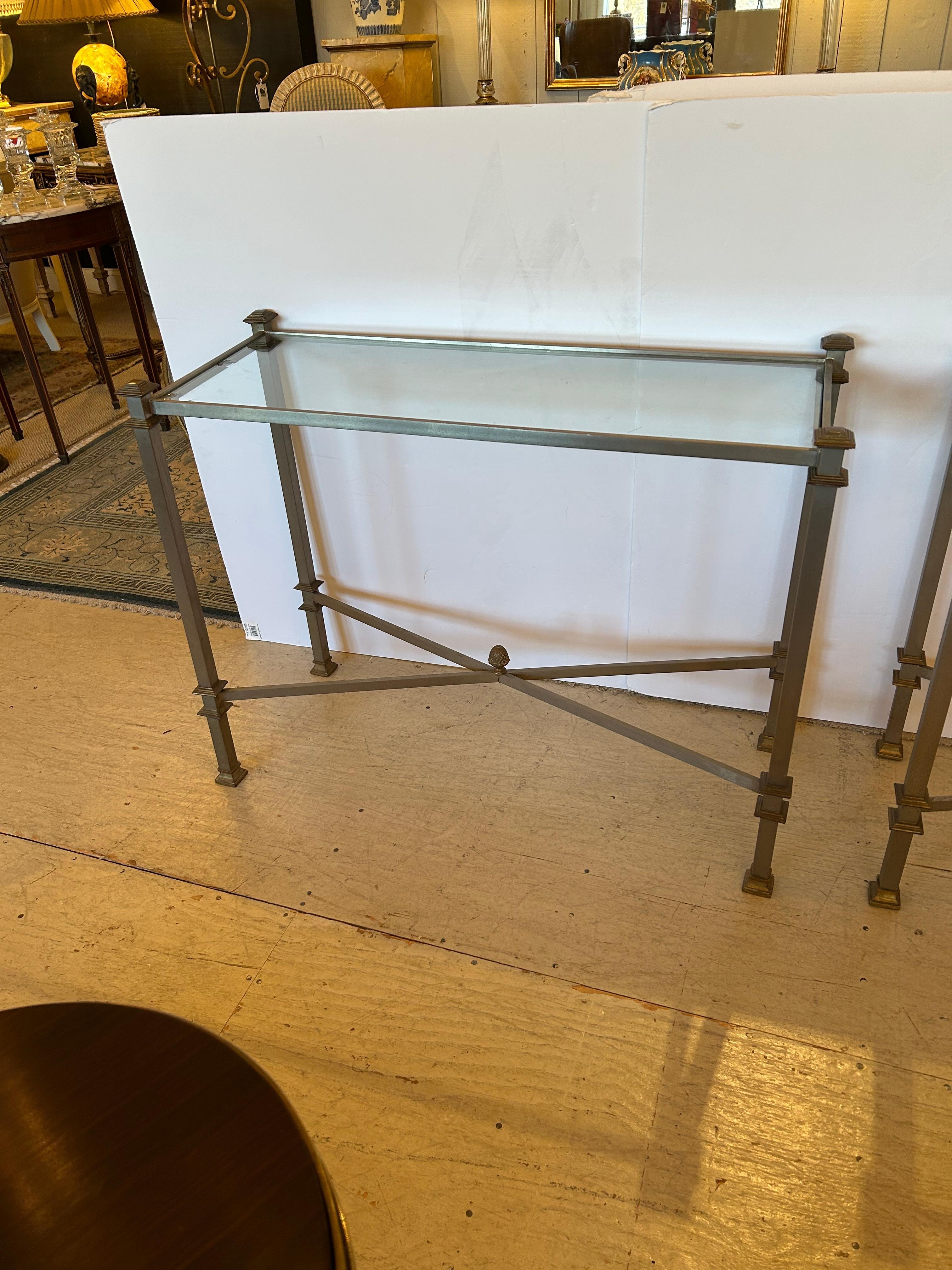 Eleganza della coppia di tavoli da console francesi Maison Jansen in acciaio, bronzo e vetro In condizioni buone in vendita a Hopewell, NJ