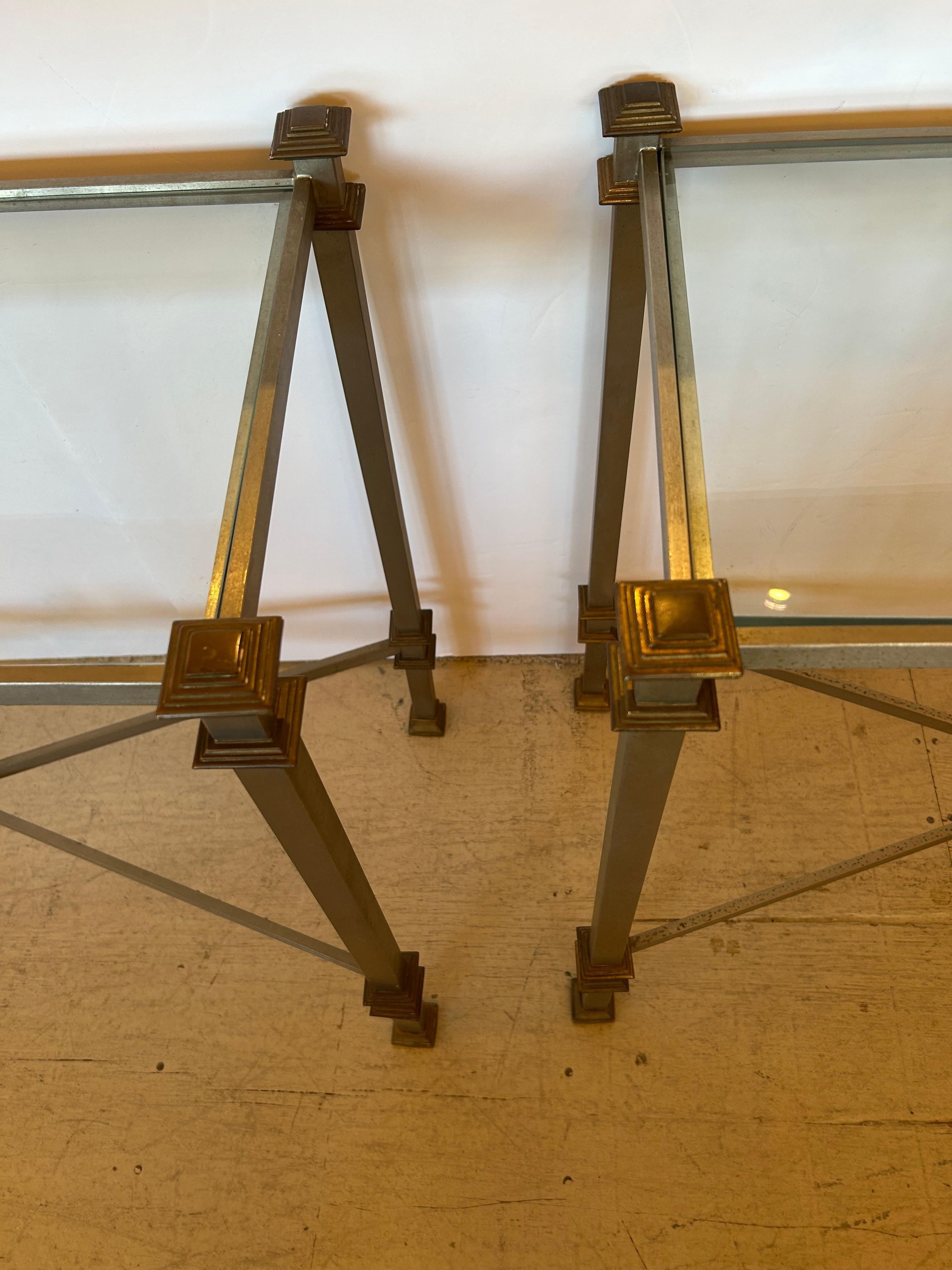 Metà XX secolo Eleganza della coppia di tavoli da console francesi Maison Jansen in acciaio, bronzo e vetro in vendita