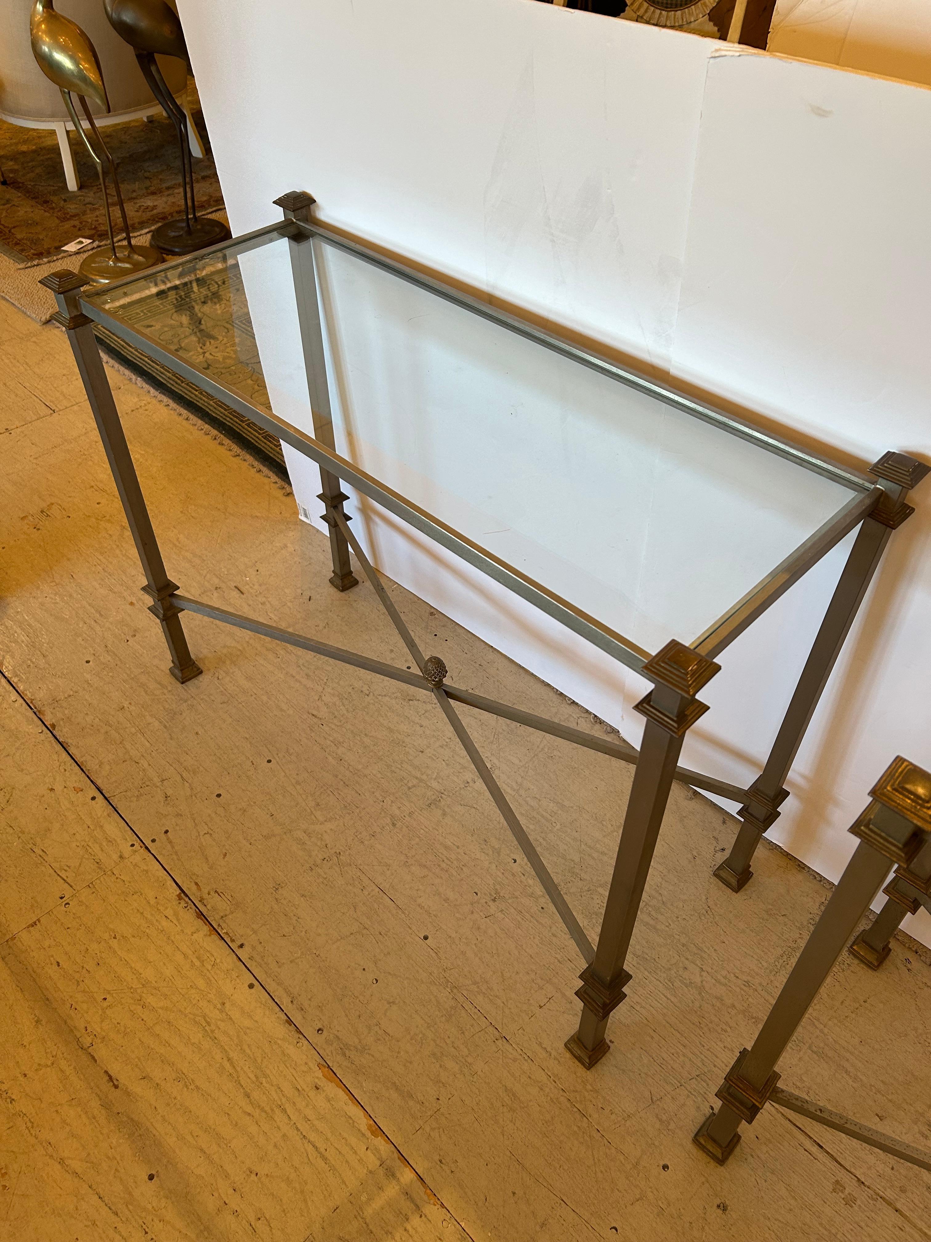 Bronzo Eleganza della coppia di tavoli da console francesi Maison Jansen in acciaio, bronzo e vetro in vendita