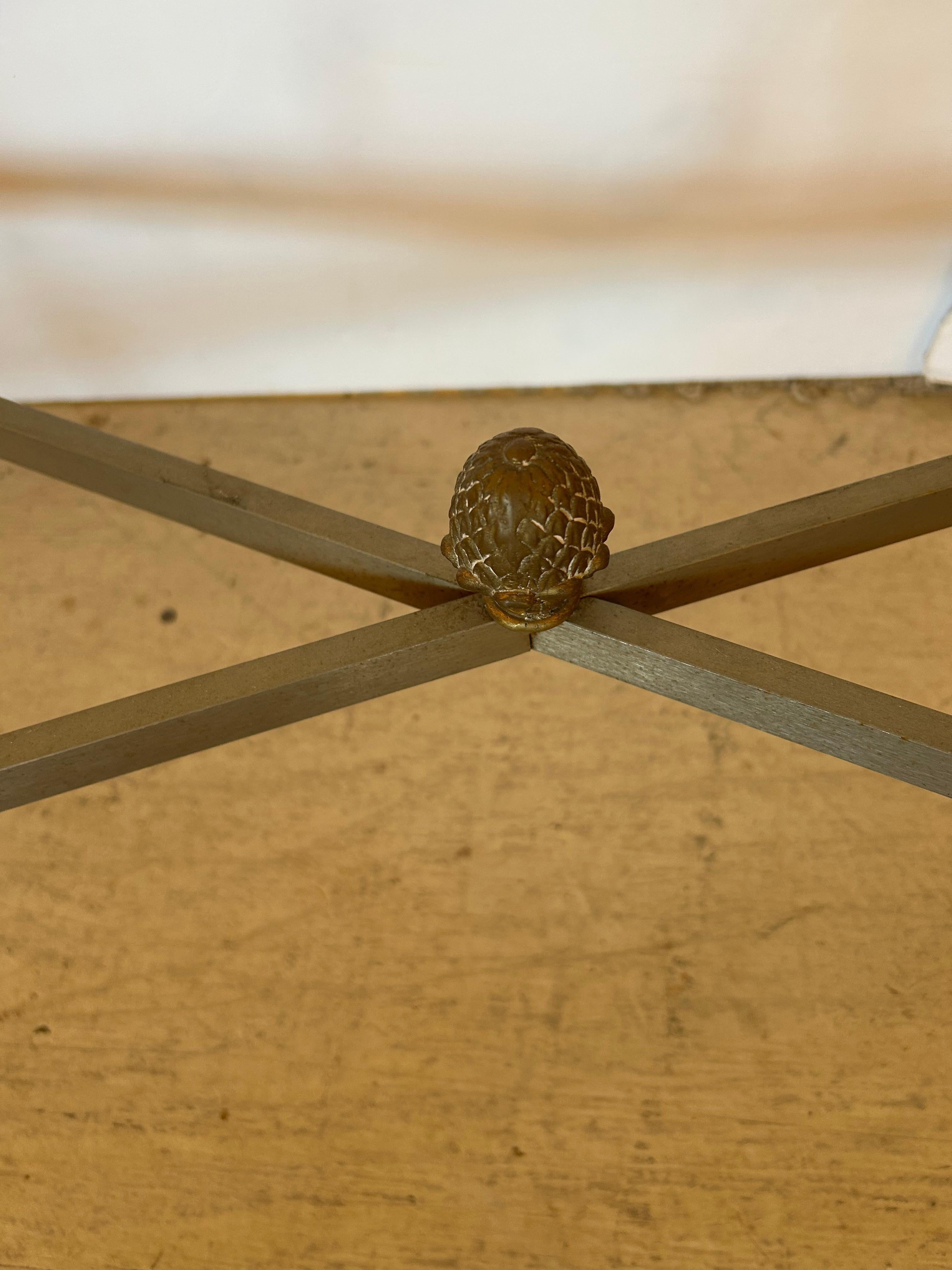 Eleganza della coppia di tavoli da console francesi Maison Jansen in acciaio, bronzo e vetro in vendita 1