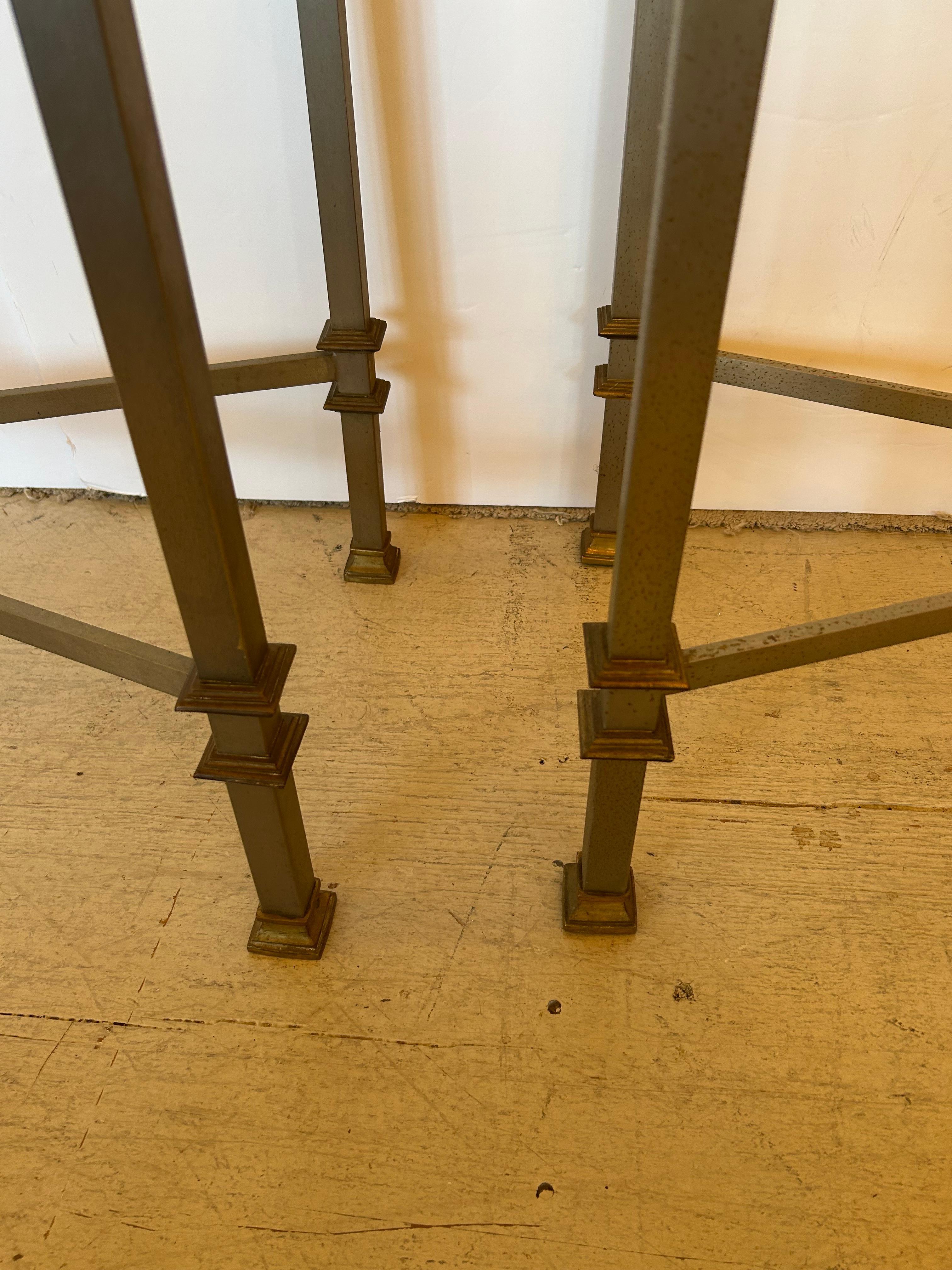 Eleganza della coppia di tavoli da console francesi Maison Jansen in acciaio, bronzo e vetro in vendita 2