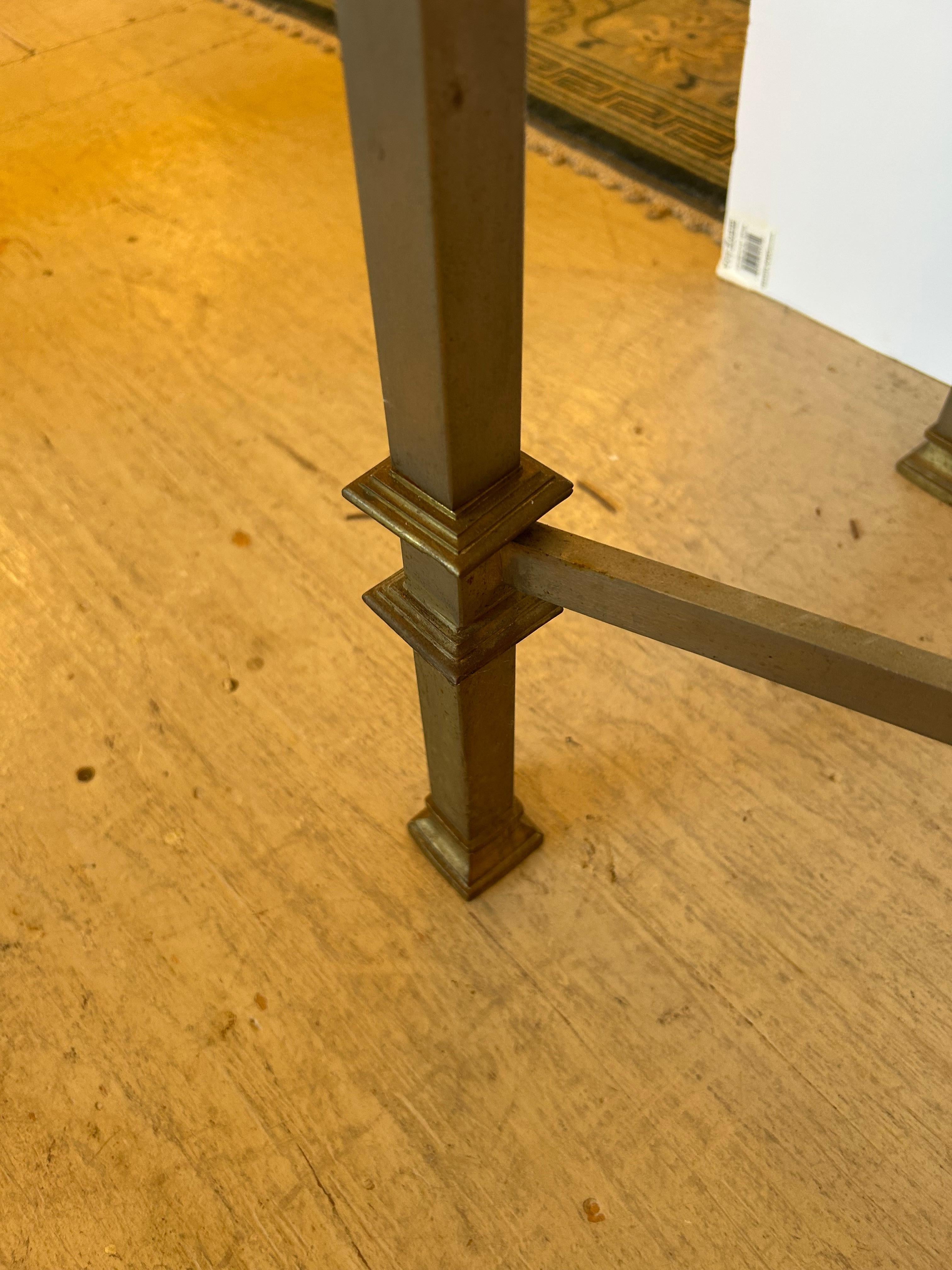Eleganza della coppia di tavoli da console francesi Maison Jansen in acciaio, bronzo e vetro in vendita 3