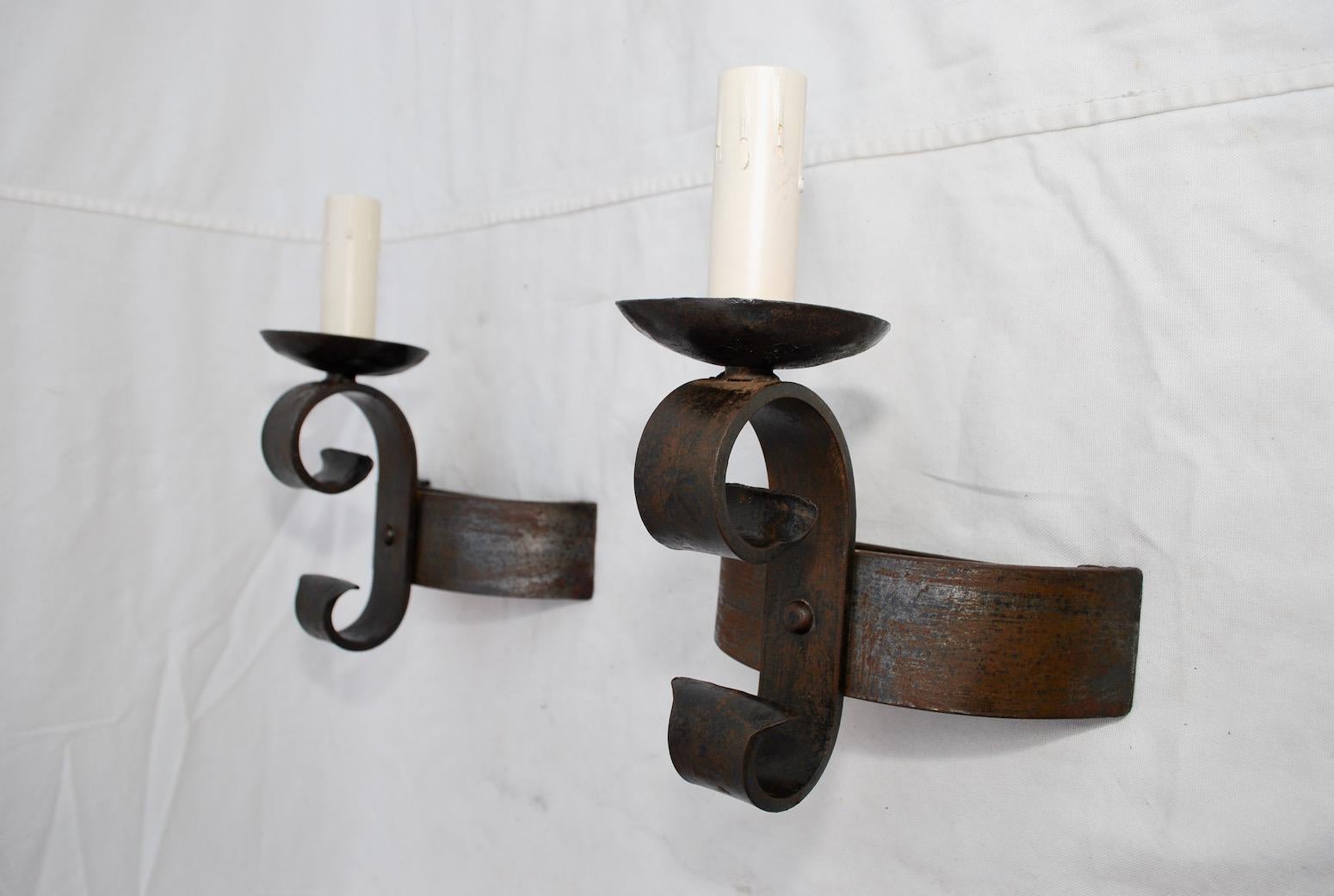 Elegant Pair of French Wrought Iron Sconces In Good Condition For Sale In Los Angeles, CA