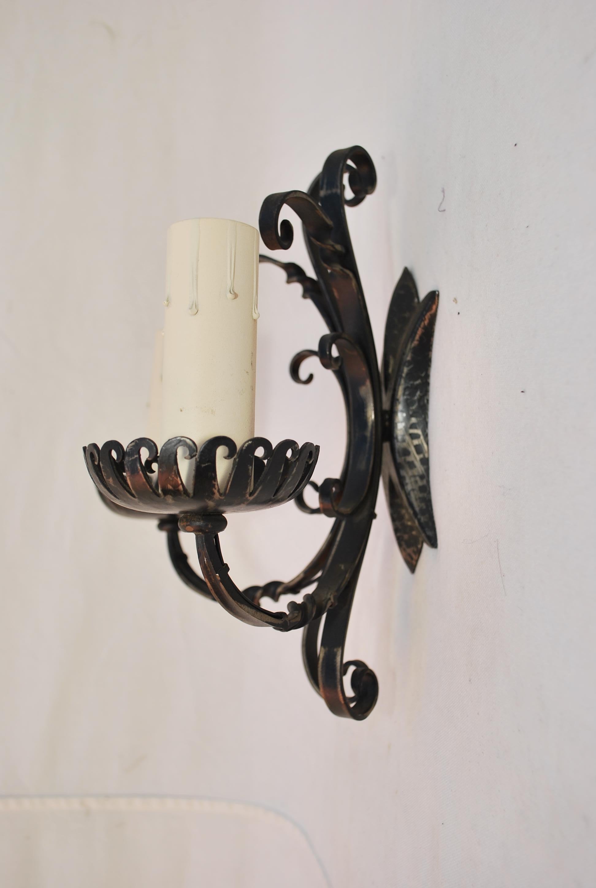 Elegant pair of French wrought iron sconces For Sale 1