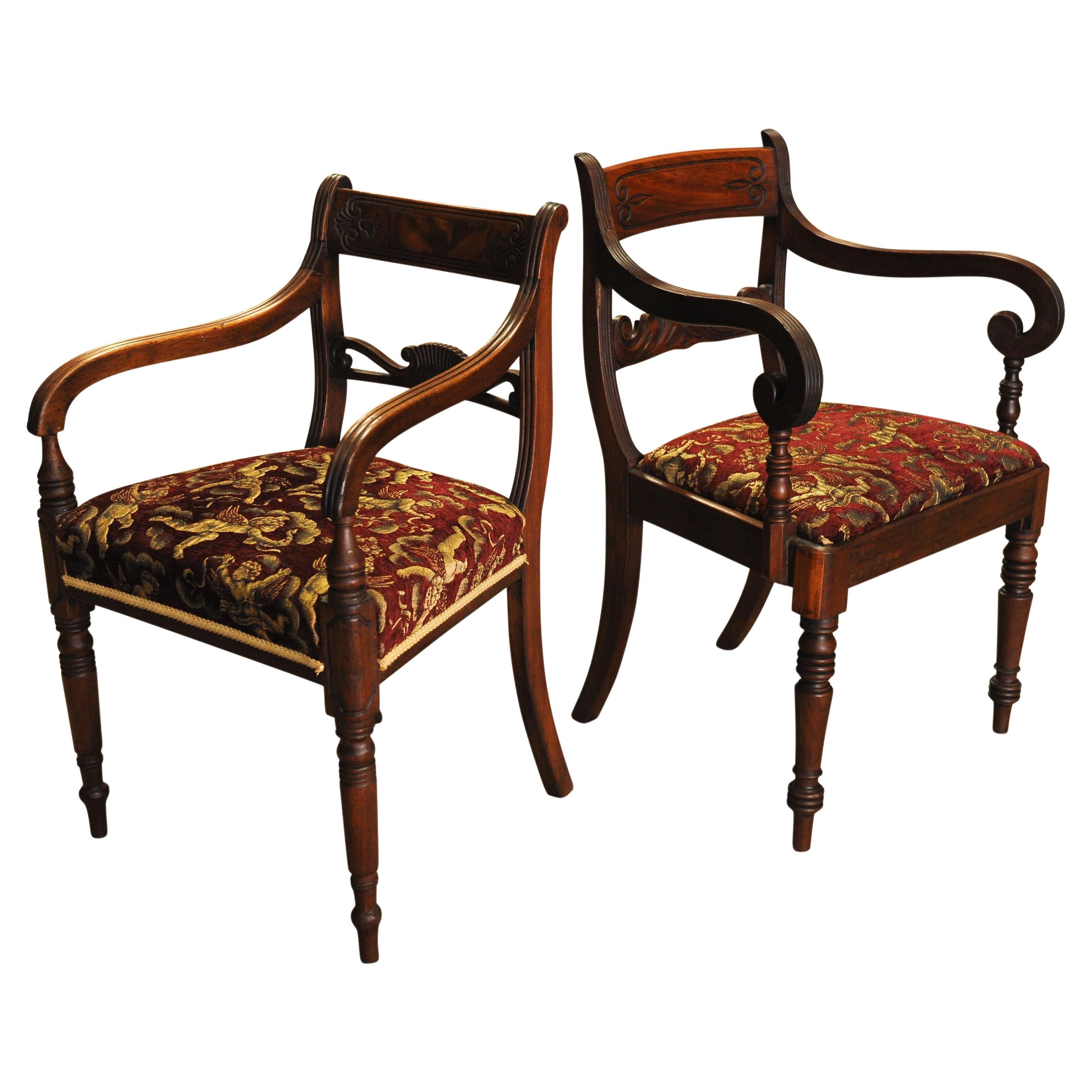 Élégante paire de chaises George III à dossier ouvert et accoudoirs en damas de chérubin