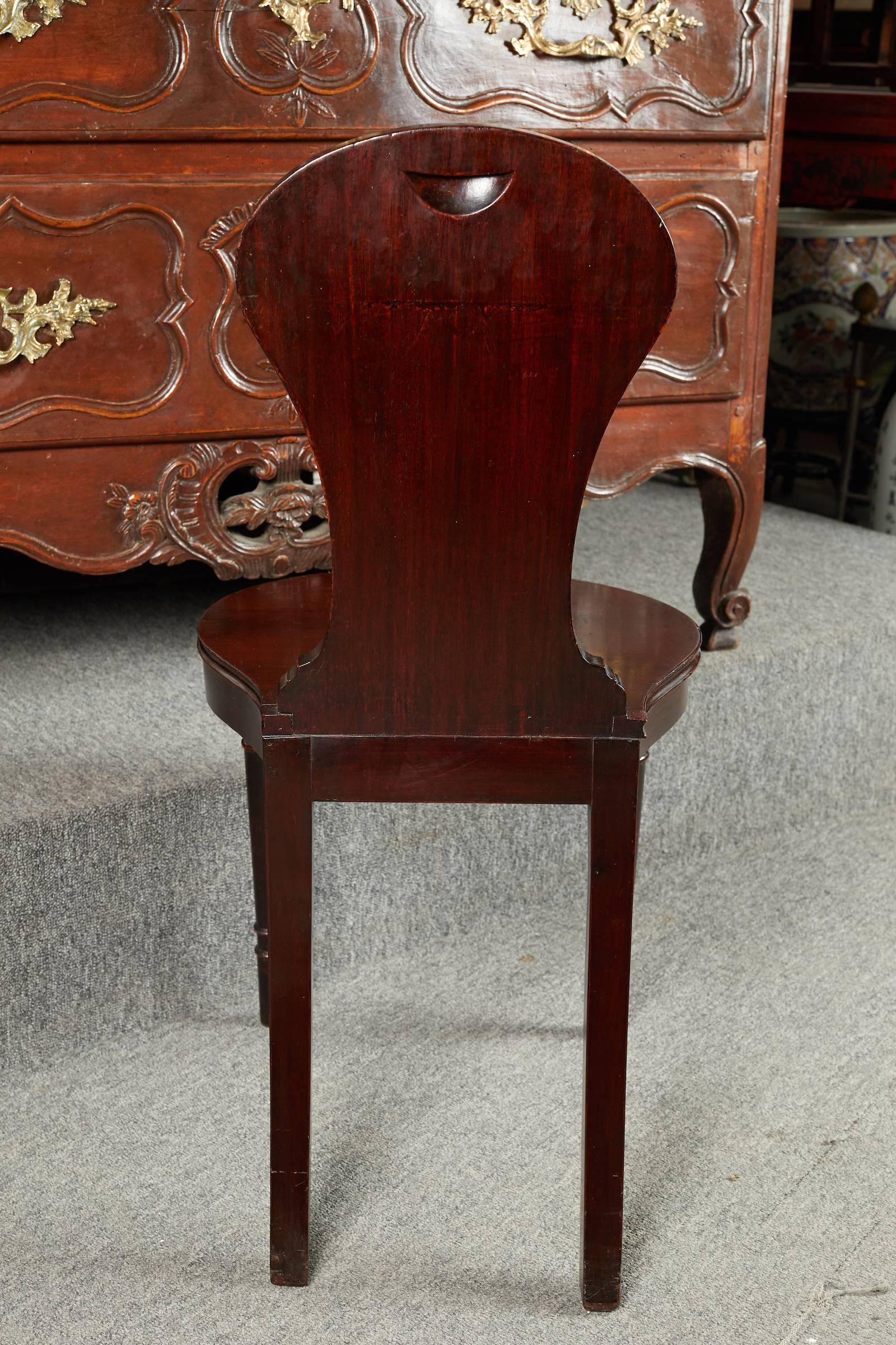 Elegant Pair of Georgian Mahogany Hall Chairs In Excellent Condition In Montreal, QC