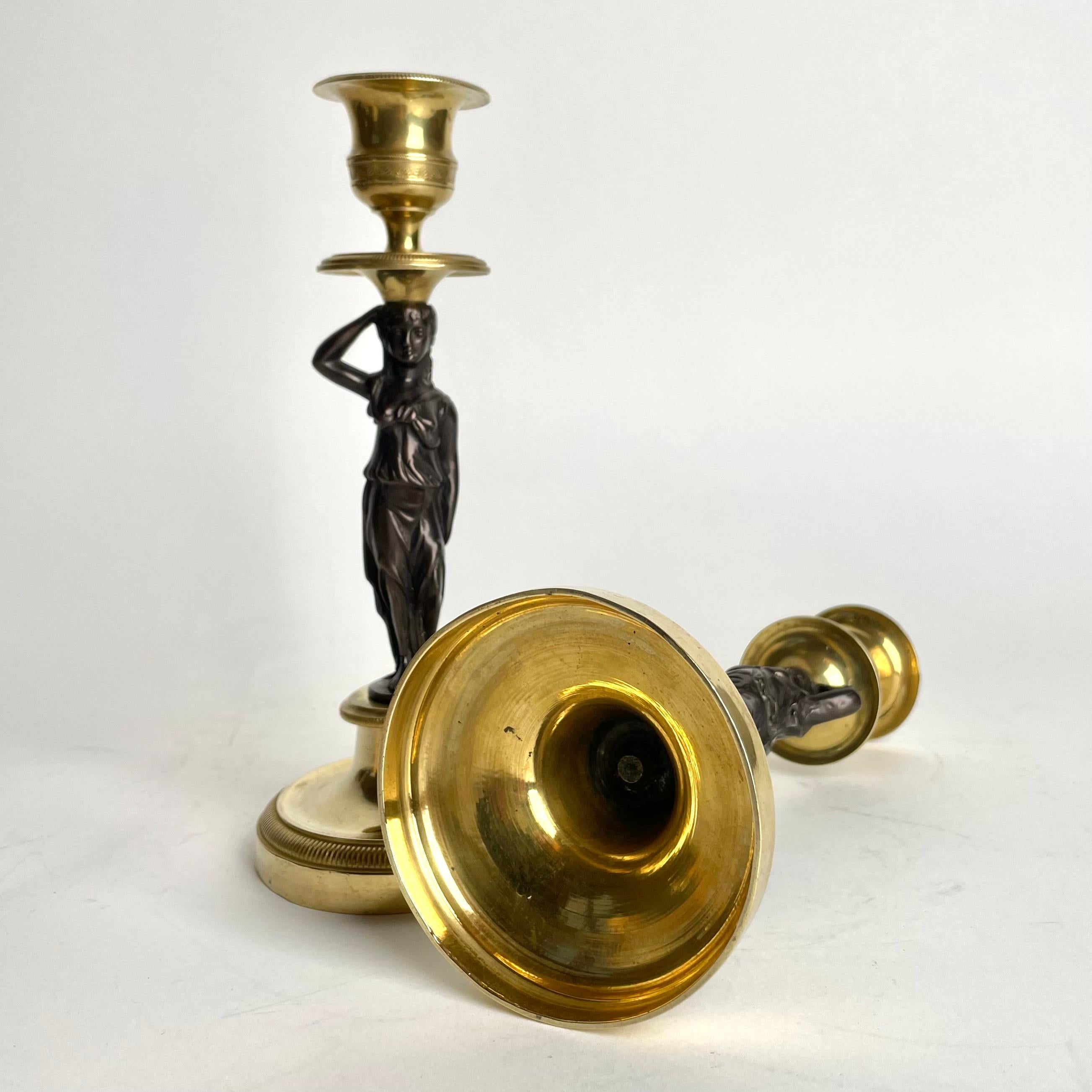 Élégante paire de chandeliers dorés avec cariatides. Empire français, vers 1820 en vente 3