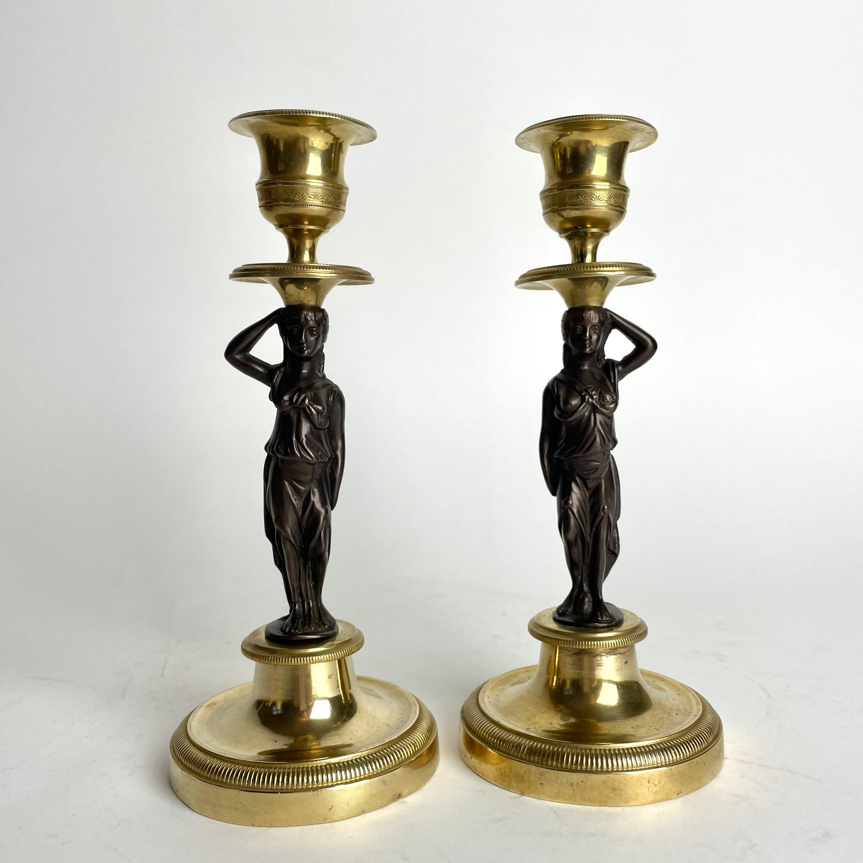 Français Élégante paire de chandeliers dorés avec cariatides. Empire français, vers 1820 en vente