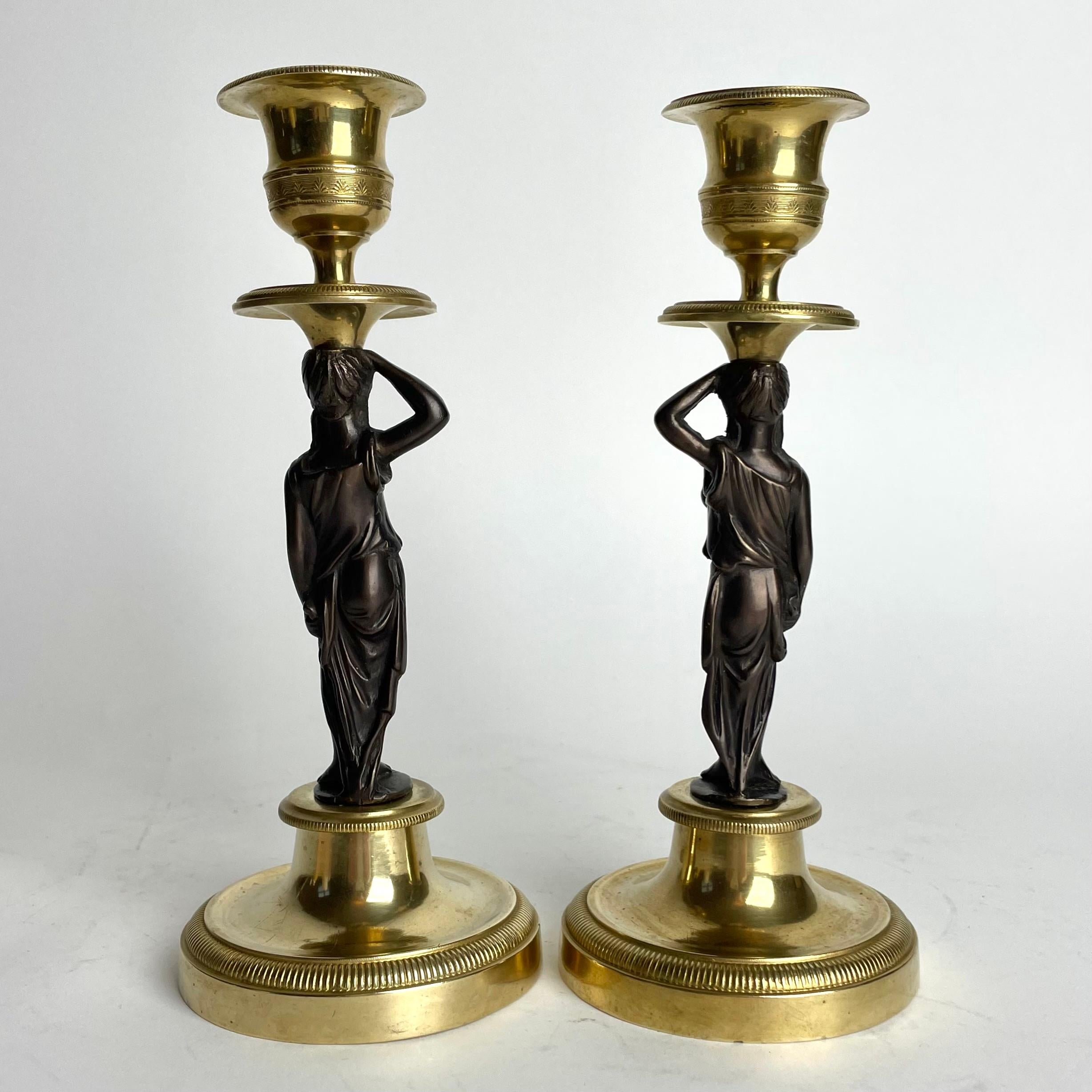 Doré Élégante paire de chandeliers dorés avec cariatides. Empire français, vers 1820 en vente