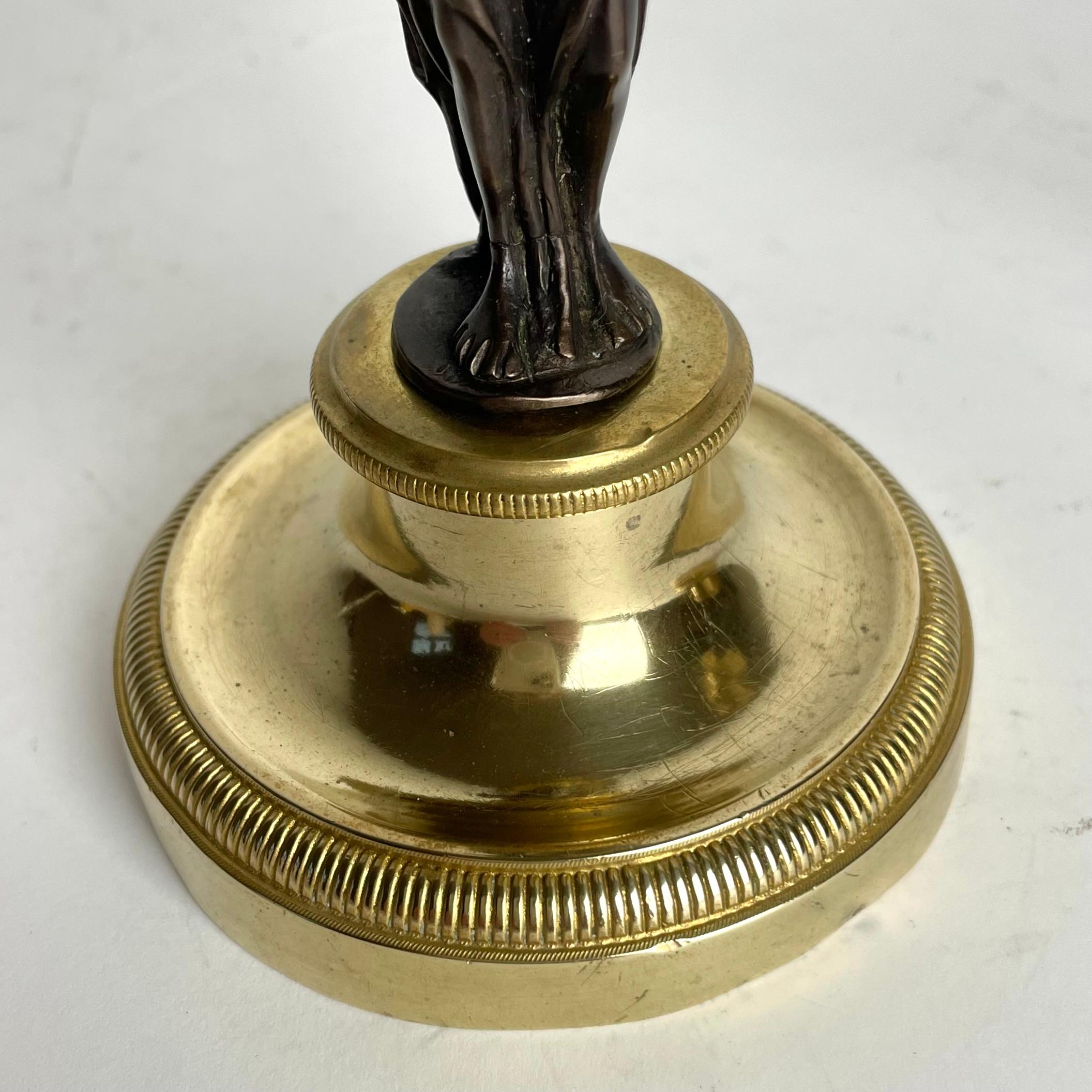 Élégante paire de chandeliers dorés avec cariatides. Empire français, vers 1820 Bon état - En vente à Knivsta, SE